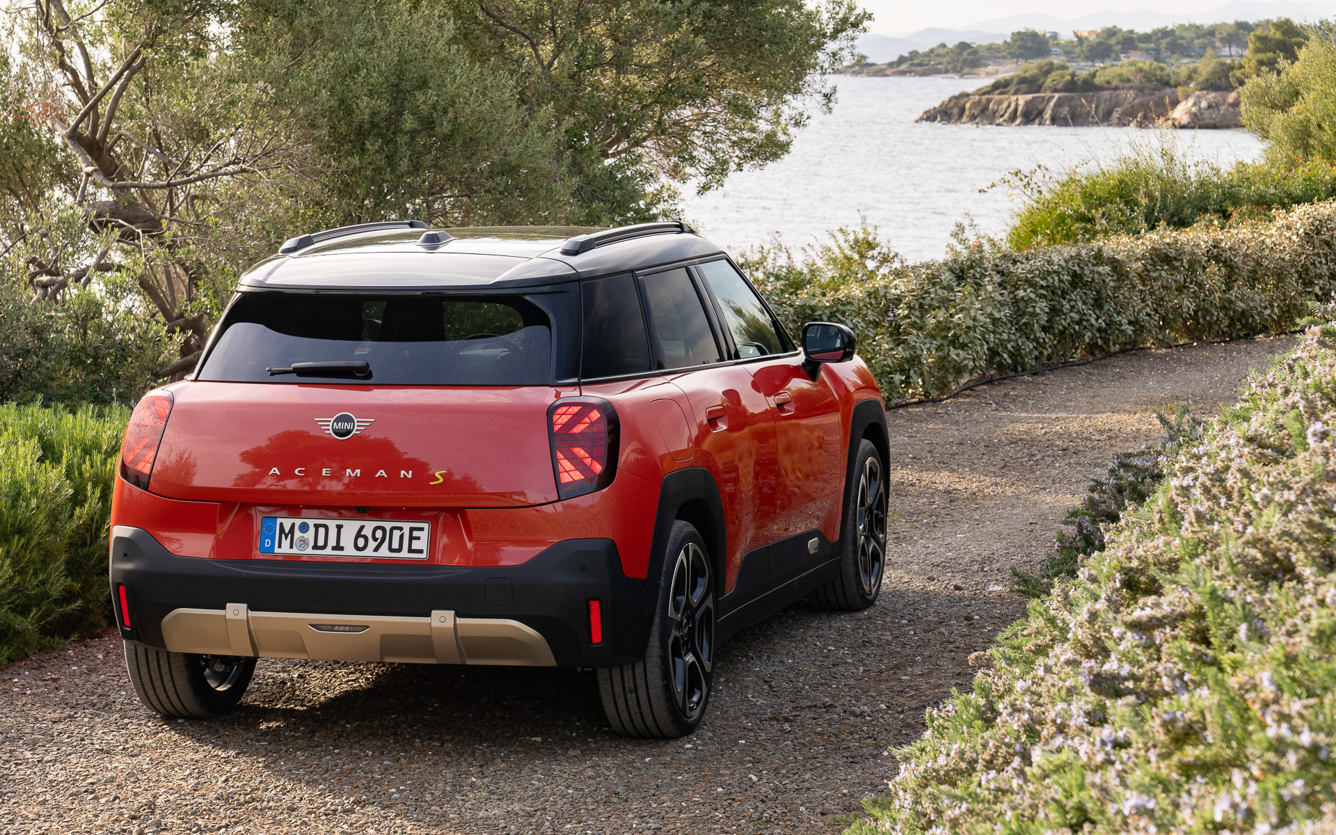 先進安全機能の「ドライビング・アシスト」などを全車で標準装備して安全機能を強化