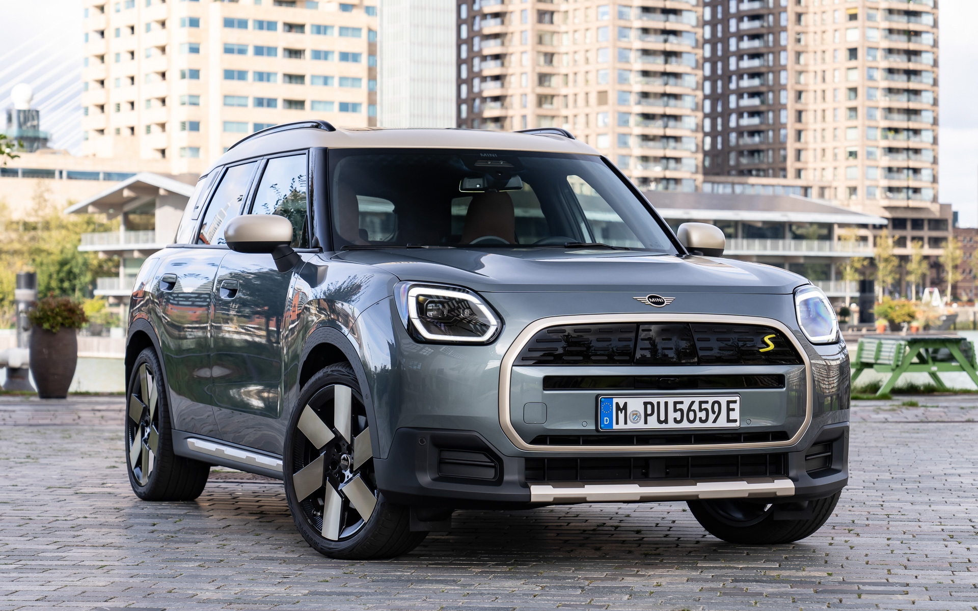 「MINI カントリーマン E」