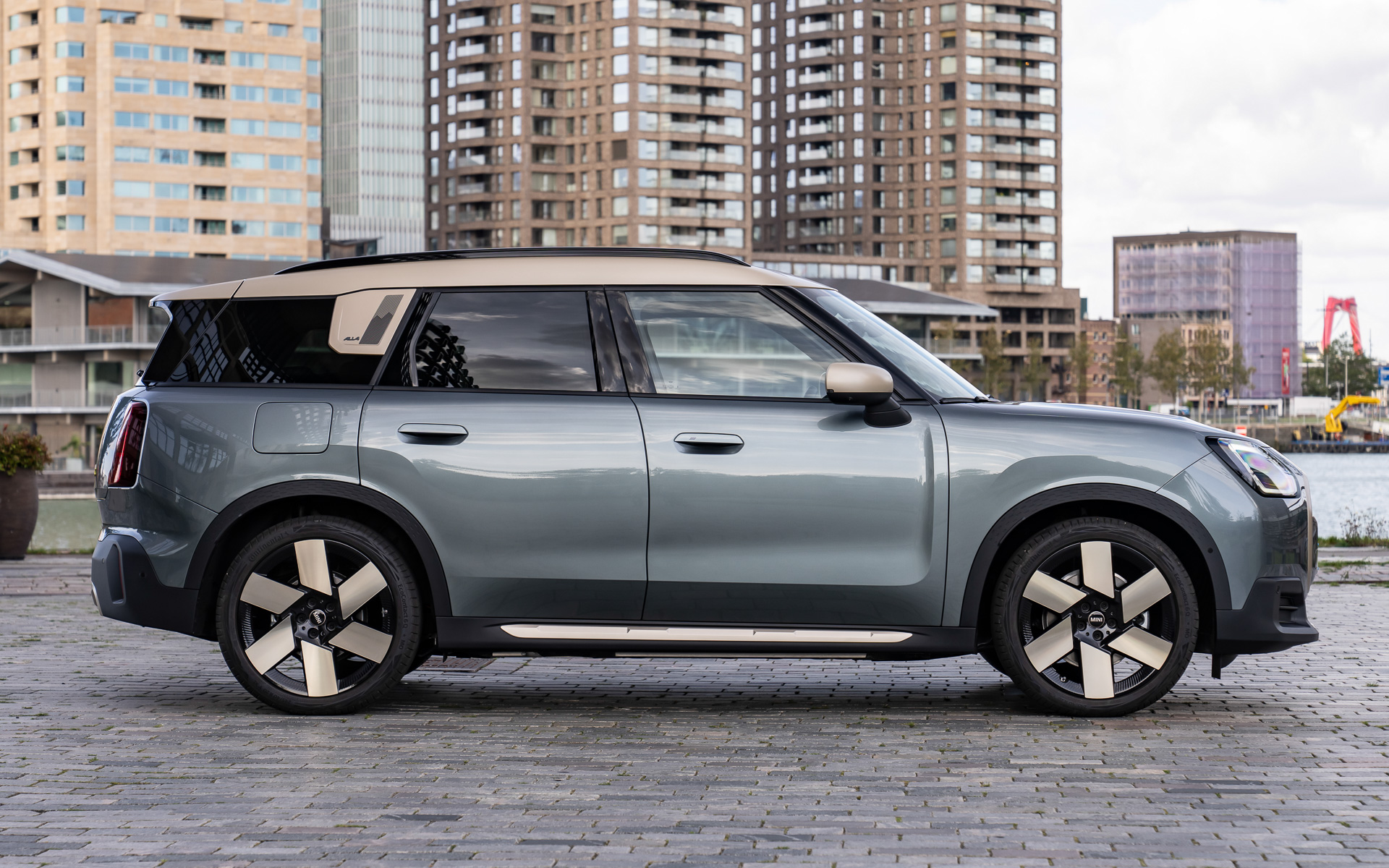 全車でボディサイズは4445×1845×1640mm（全長×全幅×全高）、ホイールベースは2690mmとなる