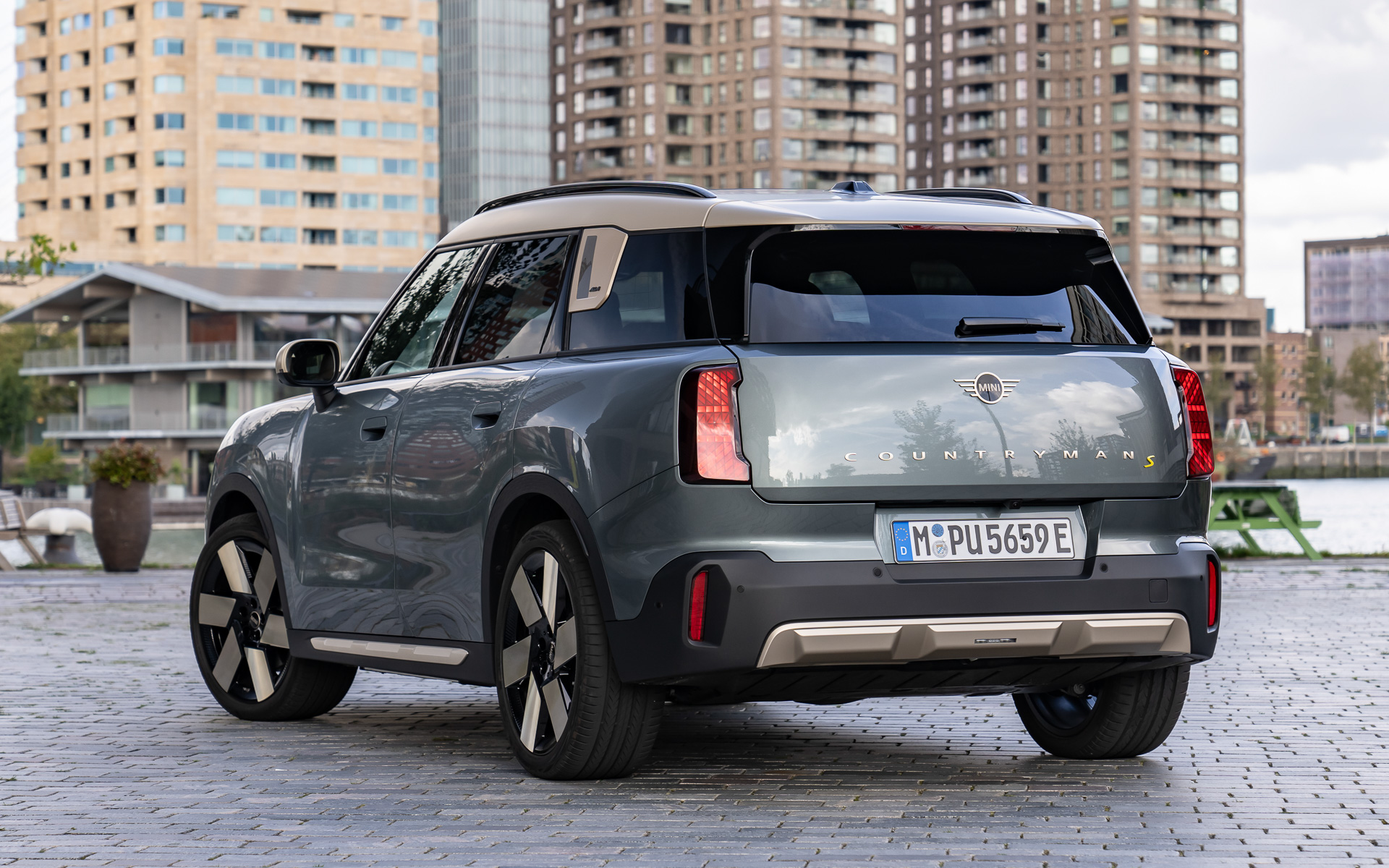 前後バンパーにプロテクター風のリブと塗装が施される