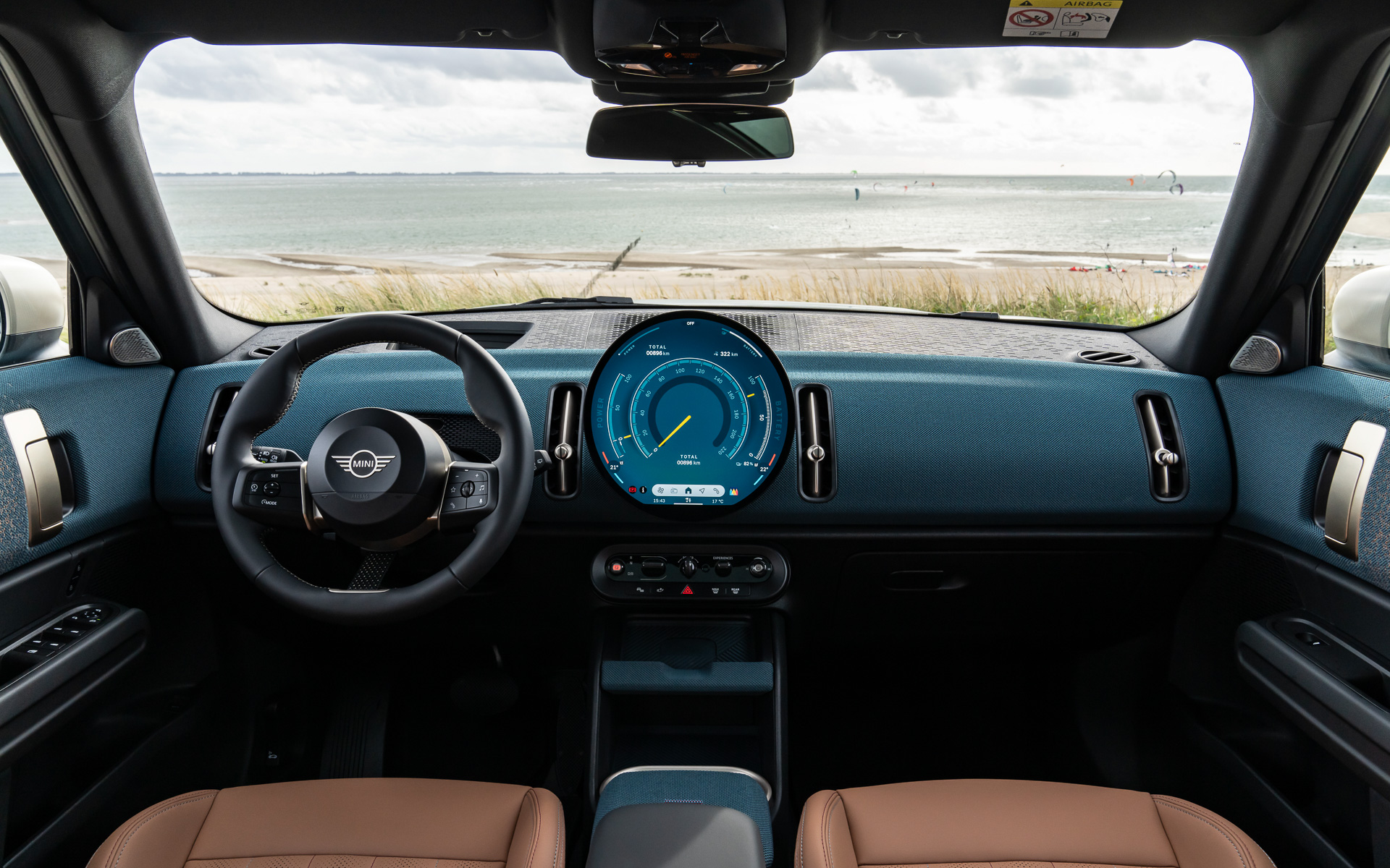 ステアリング前方のメーターパネルを廃止して前方視界を広げたインパネを採用。シフトセレクターやパーキングブレーキのスイッチなどは円形センター・ディスプレイ下の「トグルスイッチ・エリア」に集約した