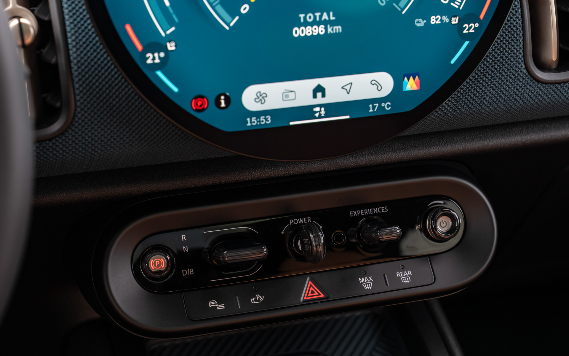 ステアリング前方のメーターパネルを廃止して前方視界を広げたインパネを採用。シフトセレクターやパーキングブレーキのスイッチなどは円形センター・ディスプレイ下の「トグルスイッチ・エリア」に集約した