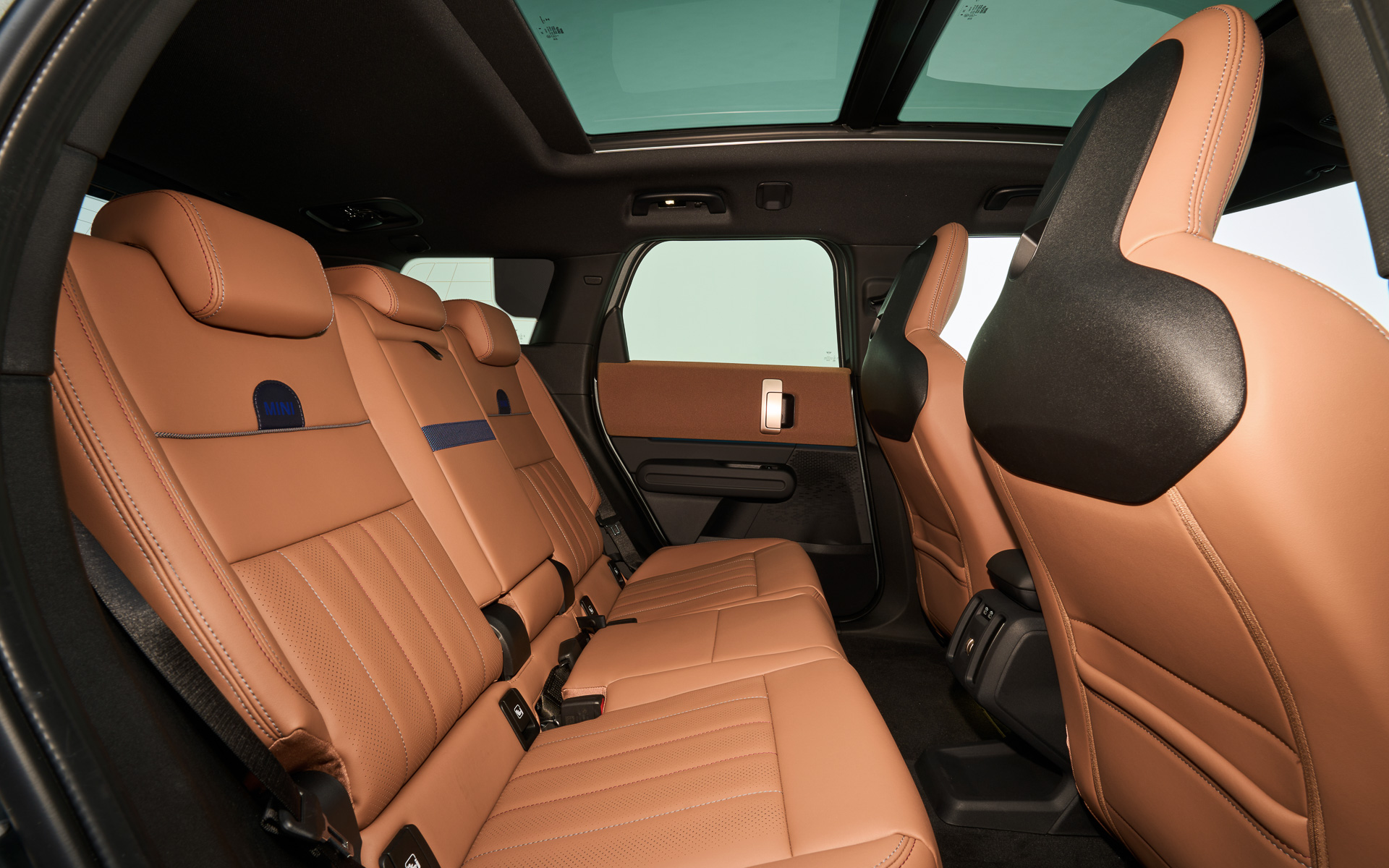 リアシートは40：20：40分割可倒式で、ラゲッジスペース容量は460～1450Lとなる