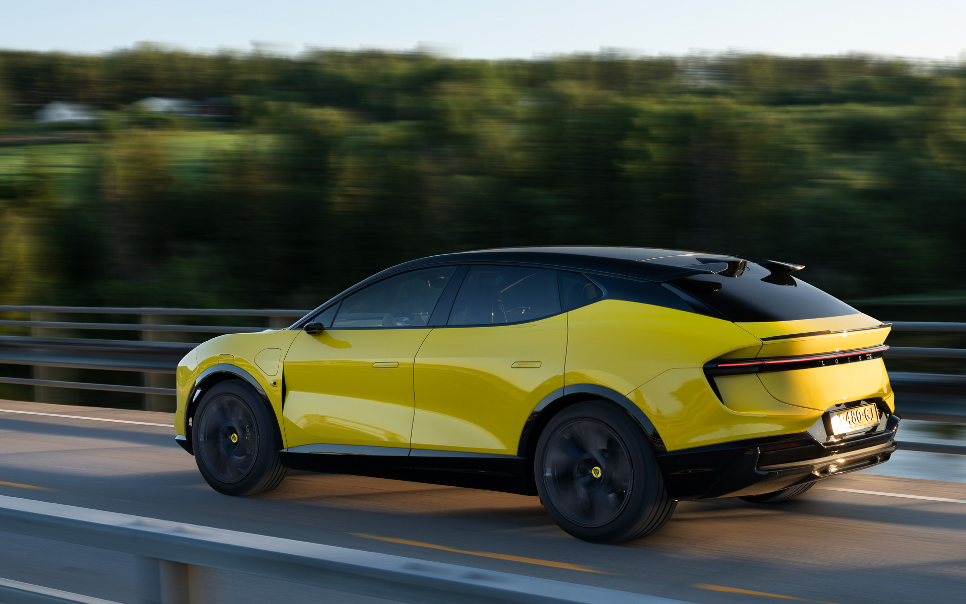 大柄なSUVボディながら、ボディに設定した「ベンチュリートンネル」や「アクティブリアスポイラー」などの効果で優れた空力特性を実現