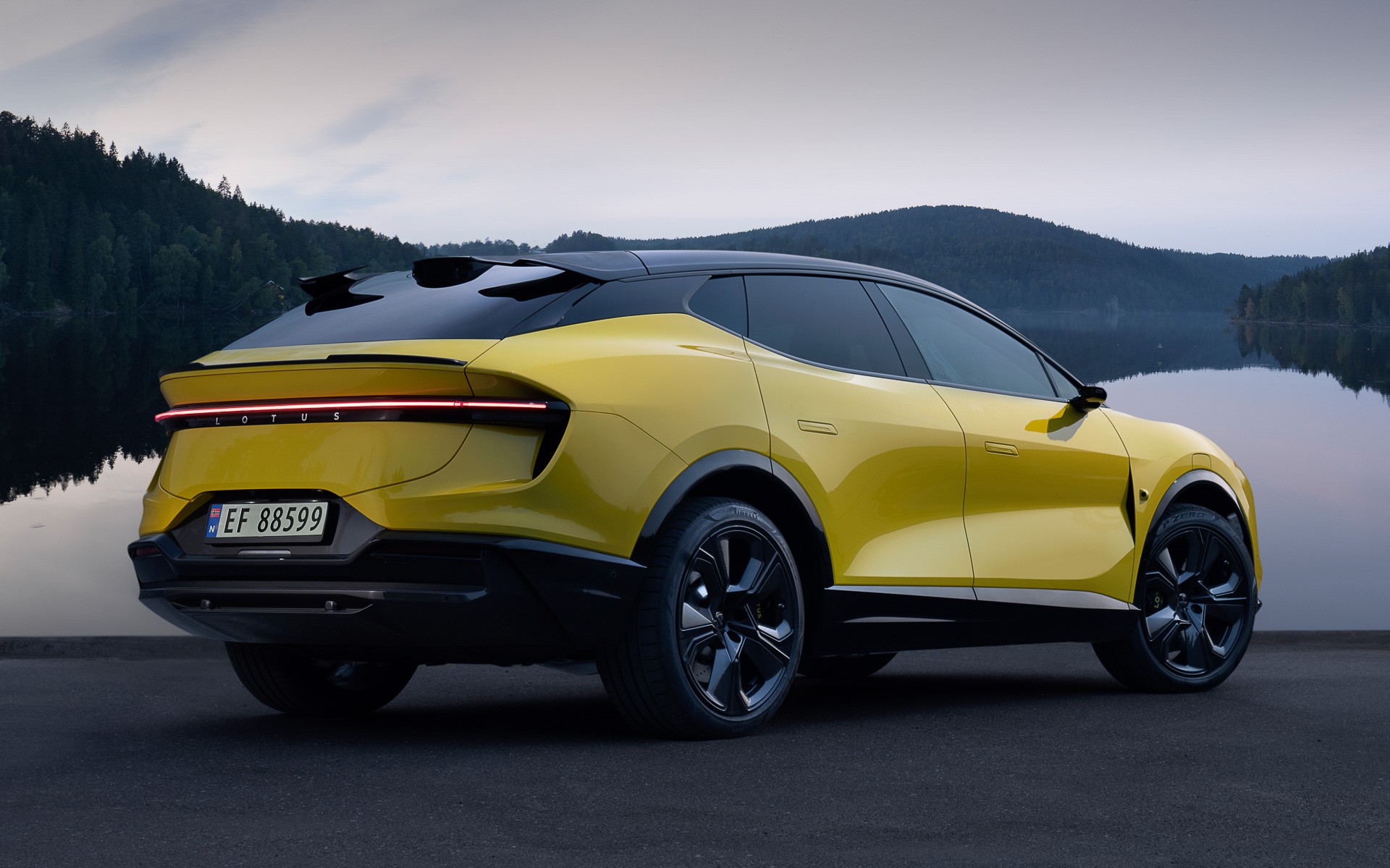 LEDテールランプはグリーンの発光で充電状態を知らせる「充電インジゲーター」機能も備える