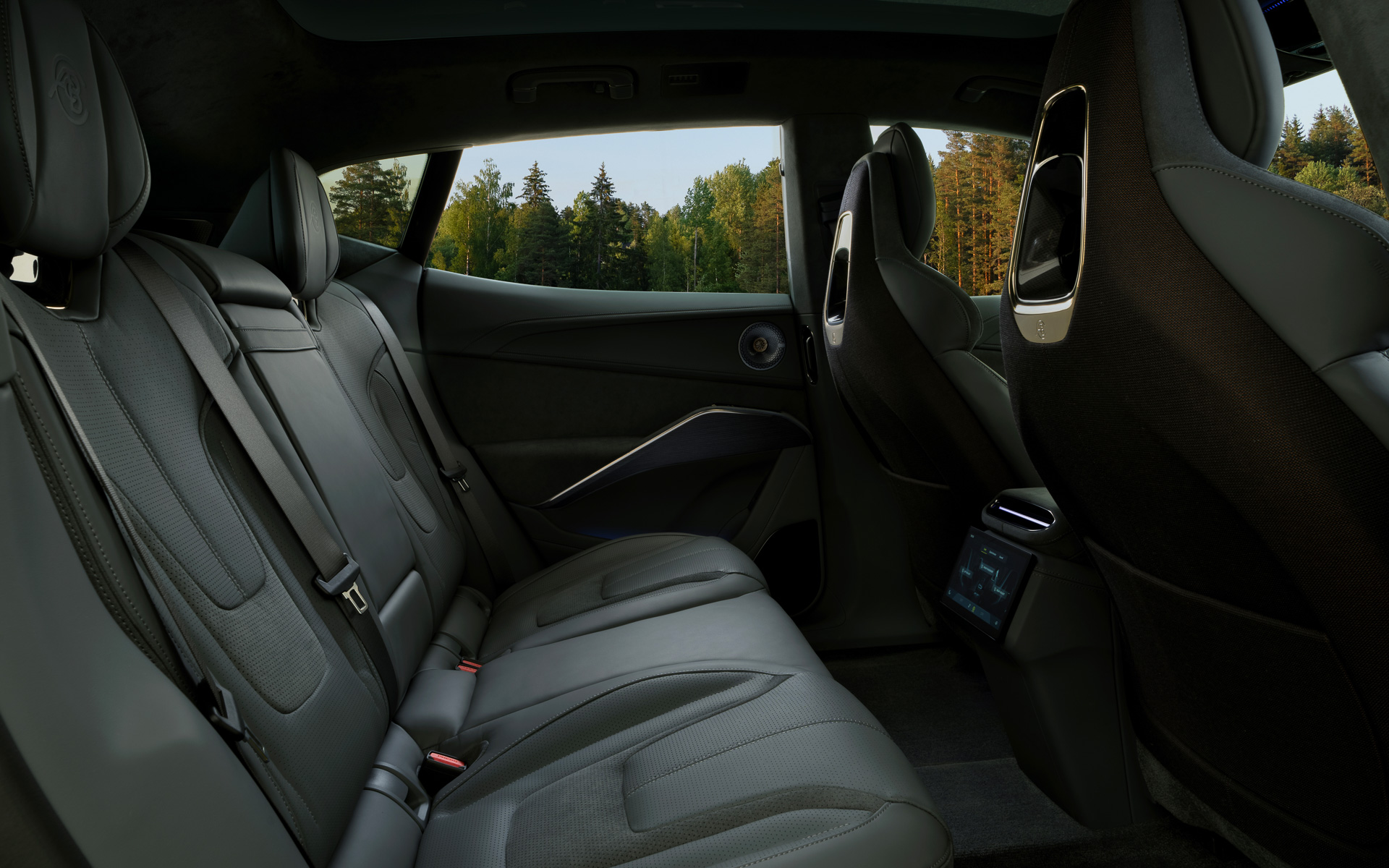 「コンフォートシートパック」装着車はリアシートにもシートヒーターやベンチレーションシートを備える