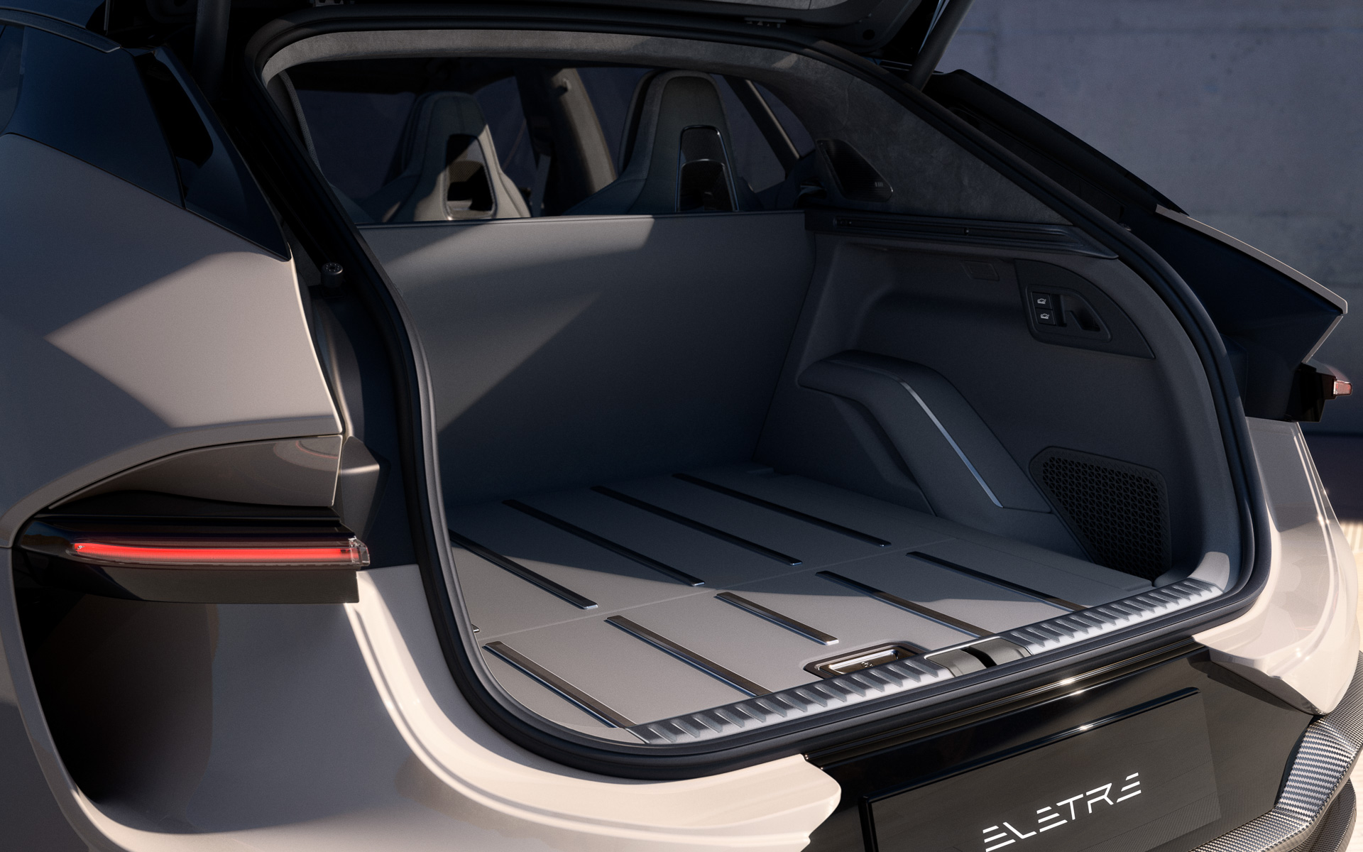 ラゲッジスペース容量は688L。フロントノーズのボンネット下にも容量46Lのフロントストレージを備える