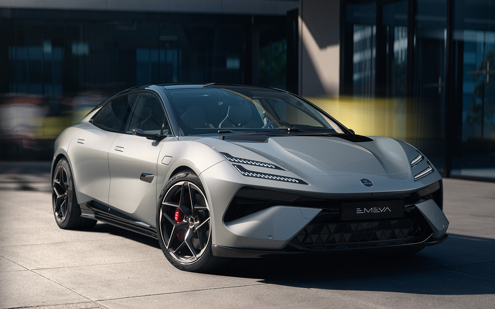 エメヤ 900シリーズのデュアルモーターシステムは最高出力675kW（918PS）、最大トルク985Nm（100.4kgm）を発生。最高速256km/h、0-100km/h加速2.78秒となっている