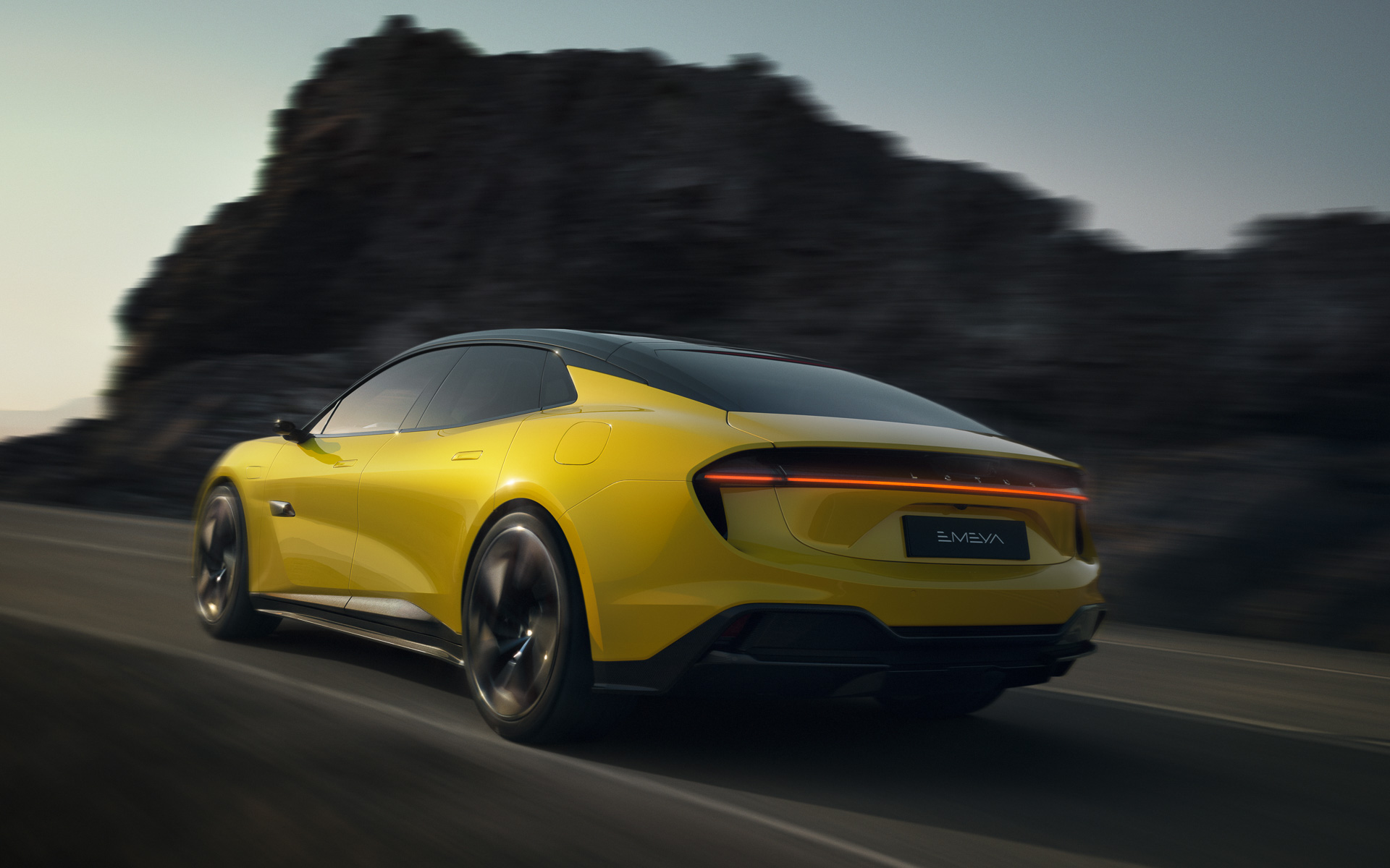 エメヤ 900シリーズのデュアルモーターシステムは最高出力675kW（918PS）、最大トルク985Nm（100.4kgm）を発生。最高速256km/h、0-100km/h加速2.78秒となっている