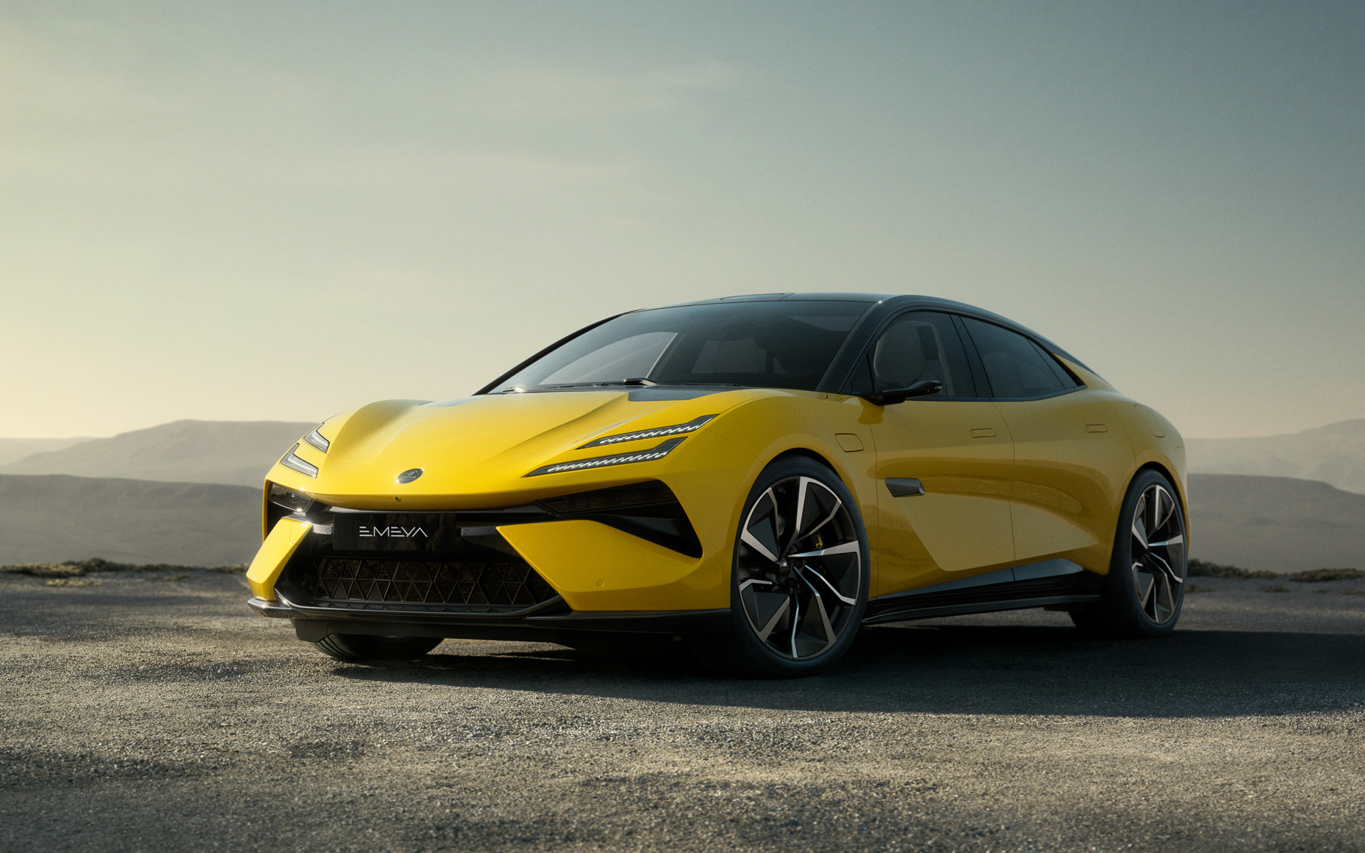 「アクティブ フロントグリル」「デュアルレイヤー リアスポイラー」などのアクティブ・エアロダイナミクス技術を採用。空気抵抗をCd値0.21まで抑え、同時に150kgを超えるダウンフォースも手に入れる