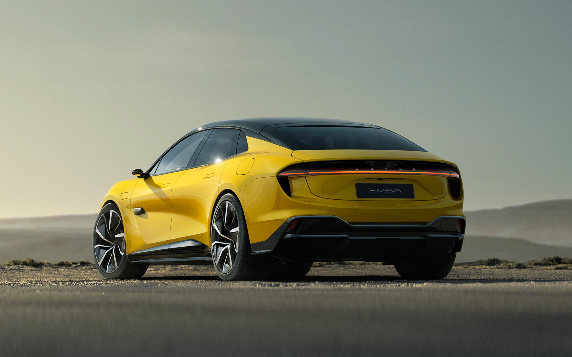 「アクティブ フロントグリル」「デュアルレイヤー リアスポイラー」などのアクティブ・エアロダイナミクス技術を採用。空気抵抗をCd値0.21まで抑え、同時に150kgを超えるダウンフォースも手に入れる