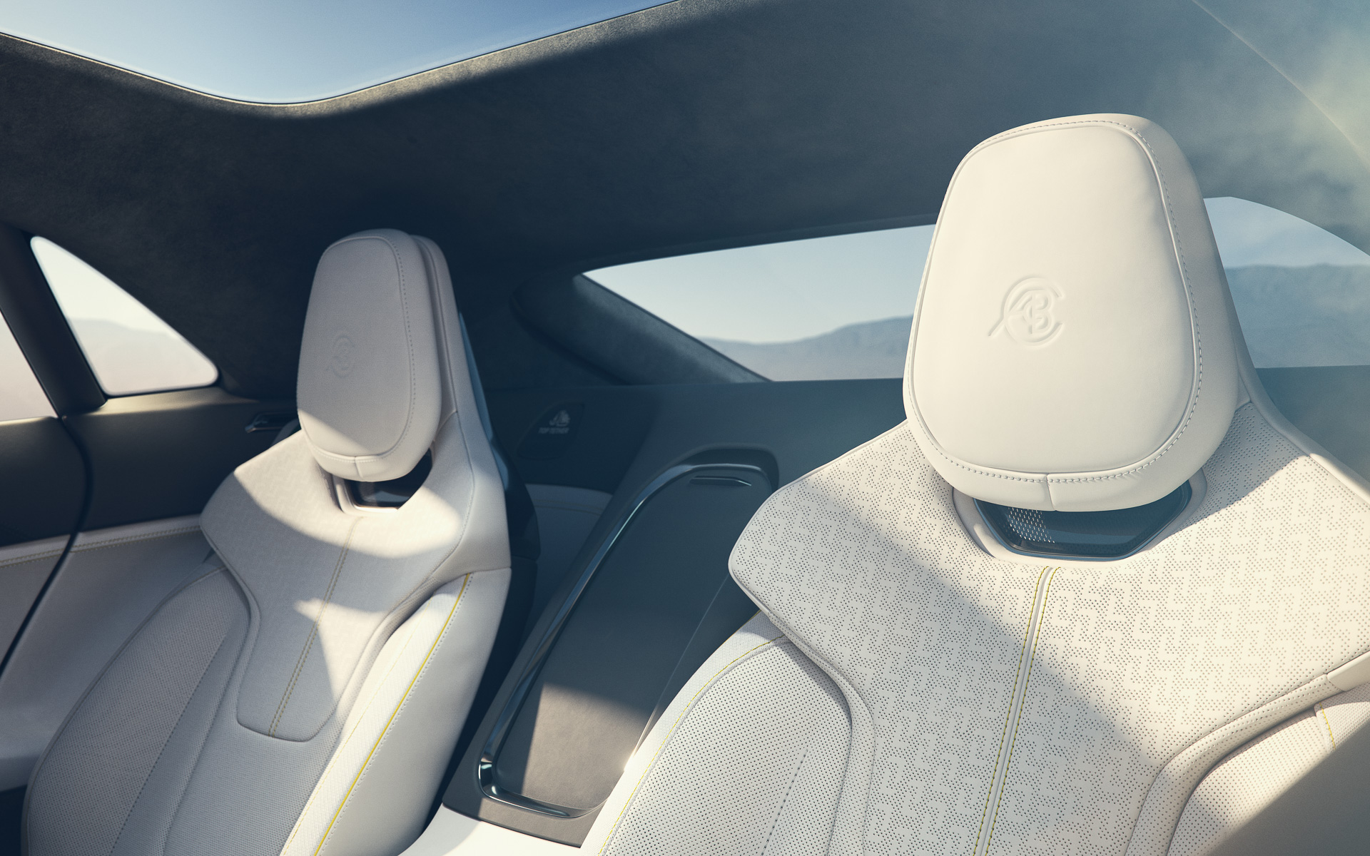 リアシートがセパレートタイプになって4人乗り仕様となる「エグゼクティブシートパック」も用意されている