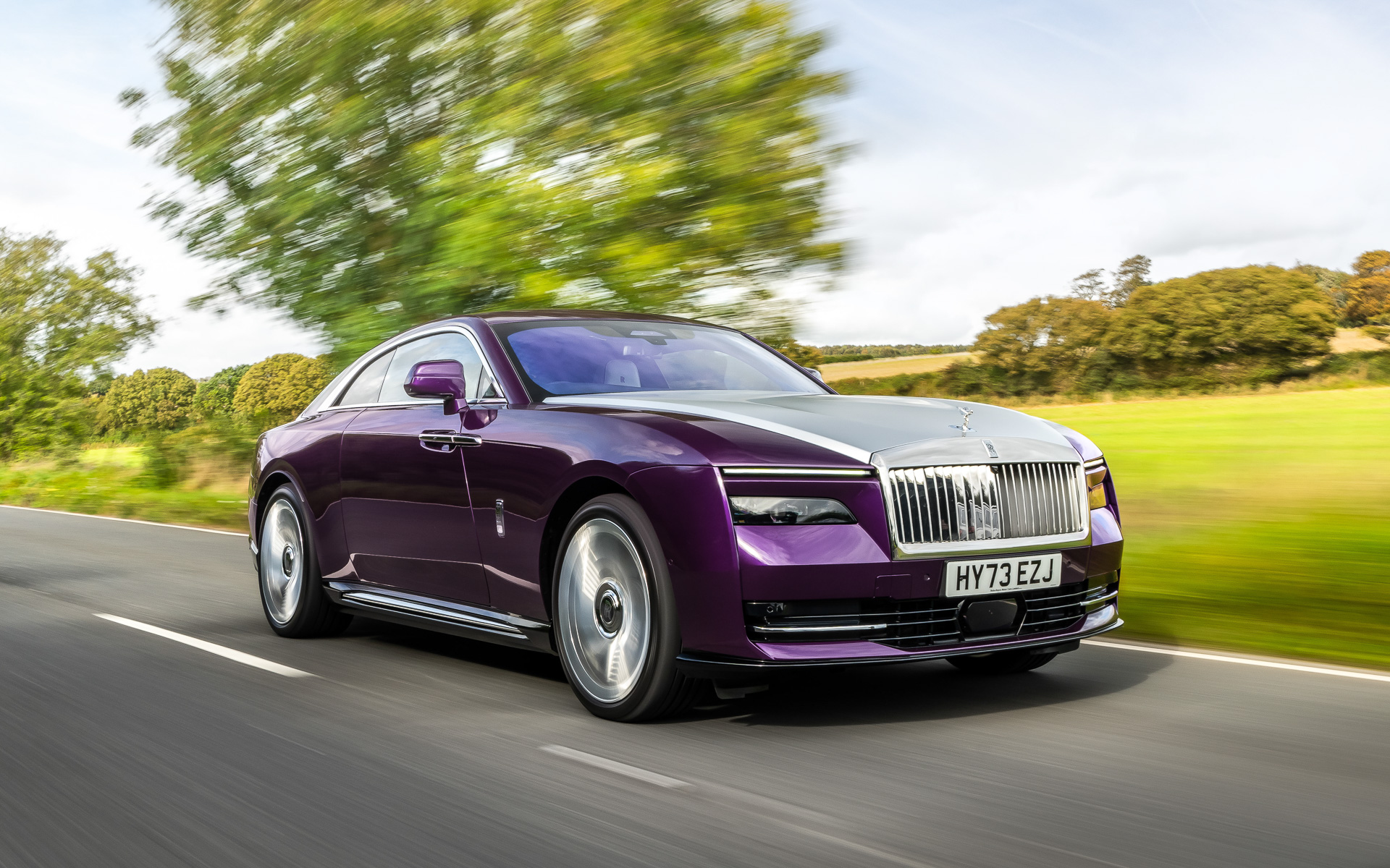 足まわりでは「プラナー・サスペンションシステム」を採用し、2ドアクーペらしいスムーズな走りと「マジック・カーペットライド」を両立