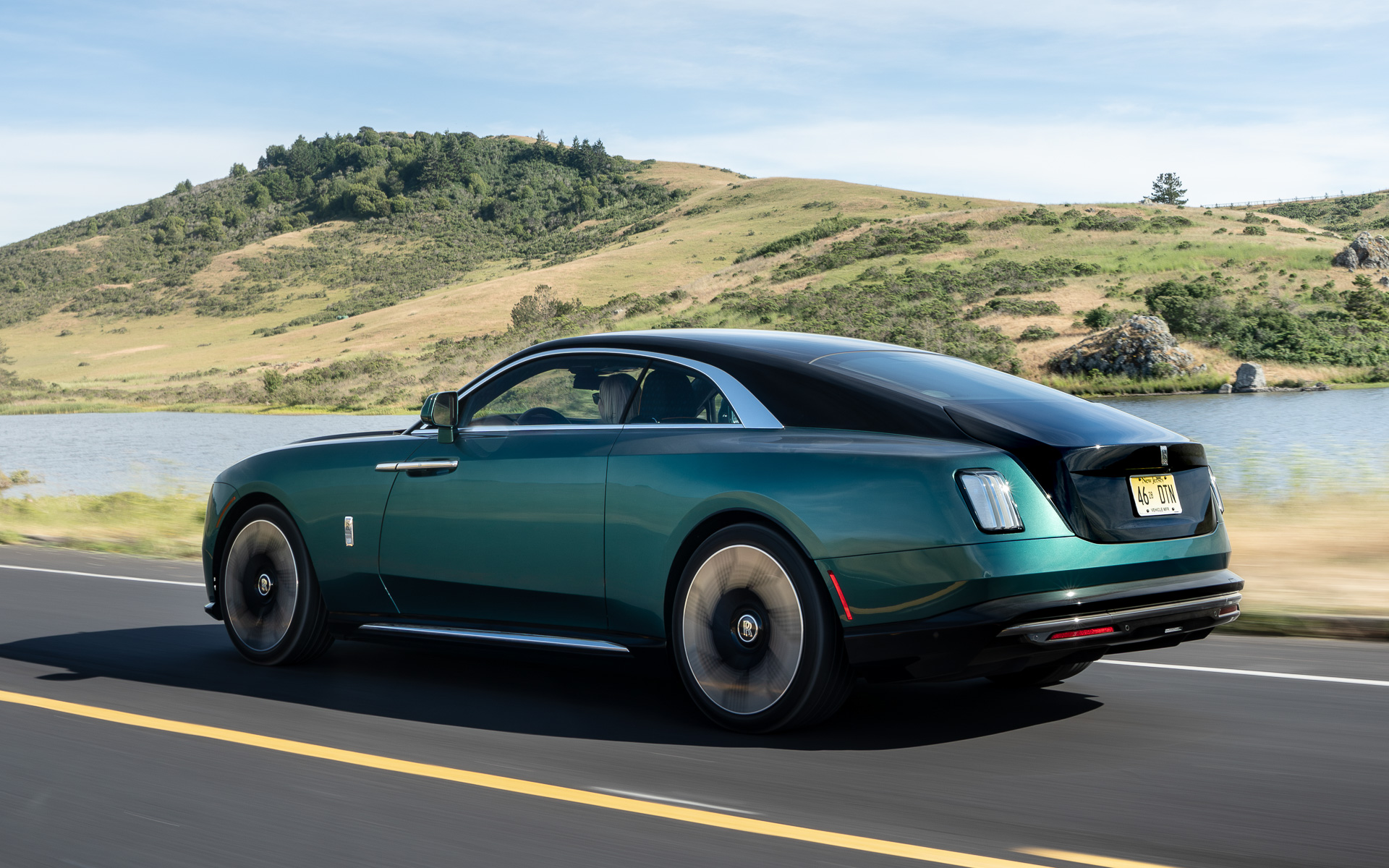 足まわりでは「プラナー・サスペンションシステム」を採用し、2ドアクーペらしいスムーズな走りと「マジック・カーペットライド」を両立