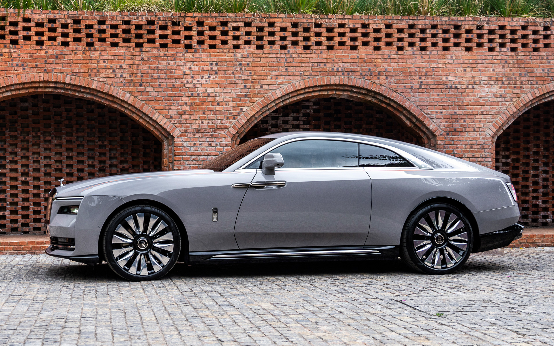 流麗で美しいボディは優れた空力性能も備え、WLTPモードの最大航続距離は530kmを実現する