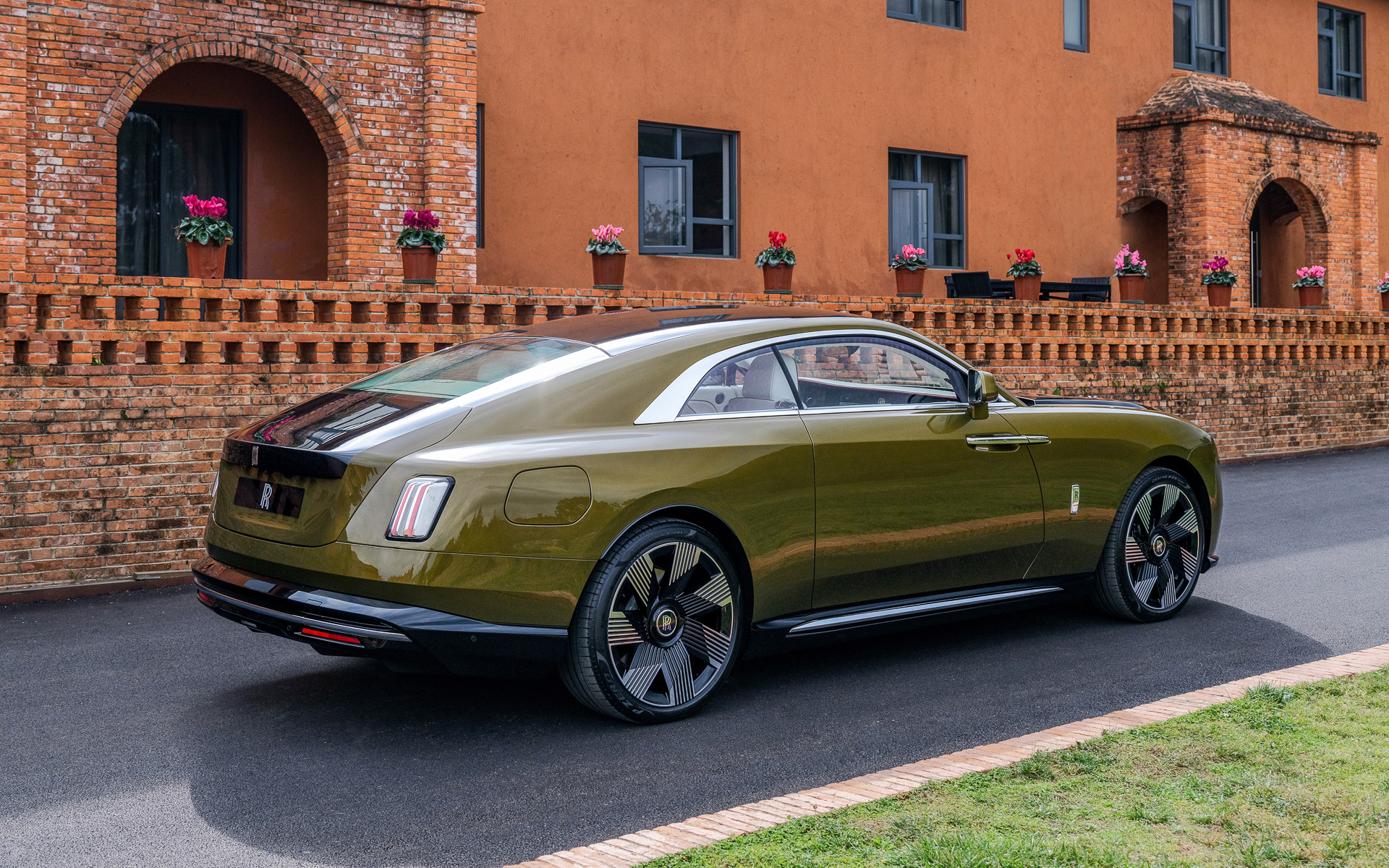 流麗で美しいボディは優れた空力性能も備え、WLTPモードの最大航続距離は530kmを実現する