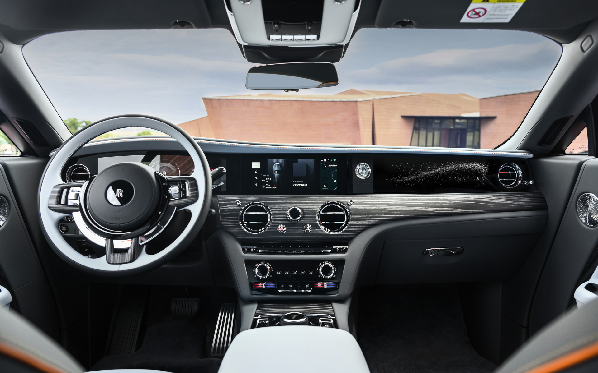 助手席前方に“幽玄な夜”を表現する「イルミネーテッド・フェイシア」を装着