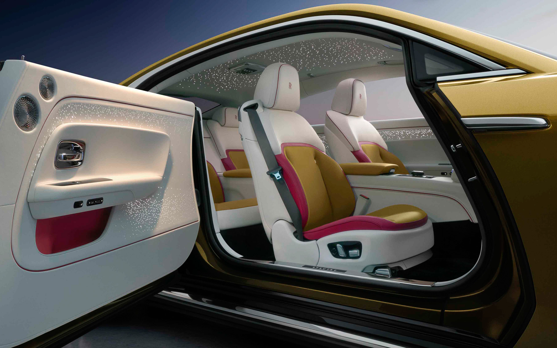 市販モデル初採用の「スターライト・ドア」やルーフトリムを彩る「スターライト・ヘッドライナー」で車内を演出