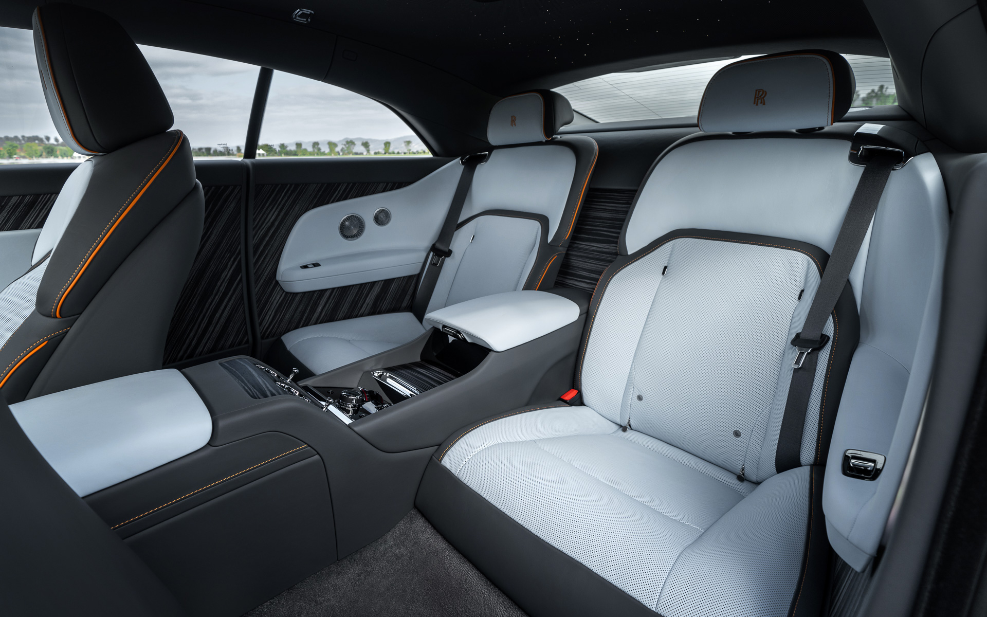 リアシートも左右独立タイプの4人乗りとなっている