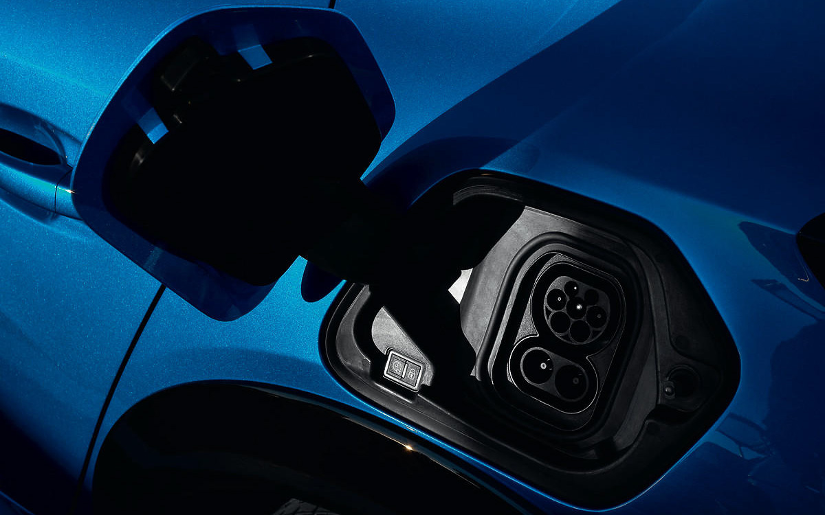 充電モードは「コンセント型普通充電」「ウォールボックス型普通充電」「CHAdeMO（チャデモ）急速充電」の3種類に対応。一充電走行距離（WLTCモード）は395km