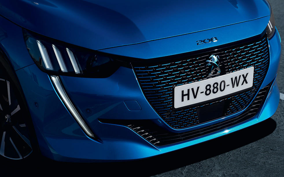 ボディカラーに合わせて塗装が施されるフロントグリルと見る角度によって色調が変化する「ダイクロイックライオン」ロゴはe-208専用のデザイン要素