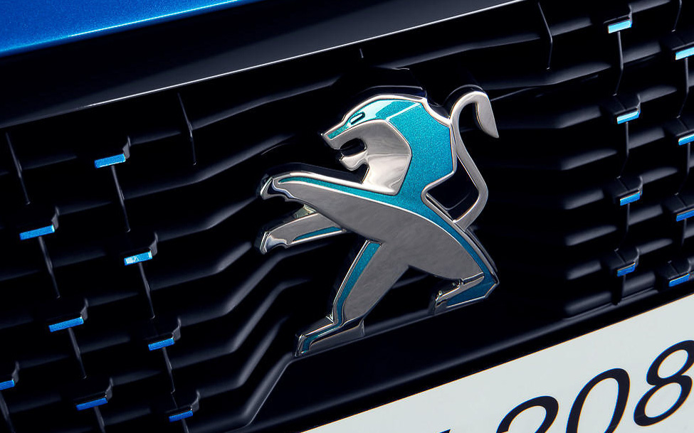 ボディカラーに合わせて塗装が施されるフロントグリルと見る角度によって色調が変化する「ダイクロイックライオン」ロゴはe-208専用のデザイン要素