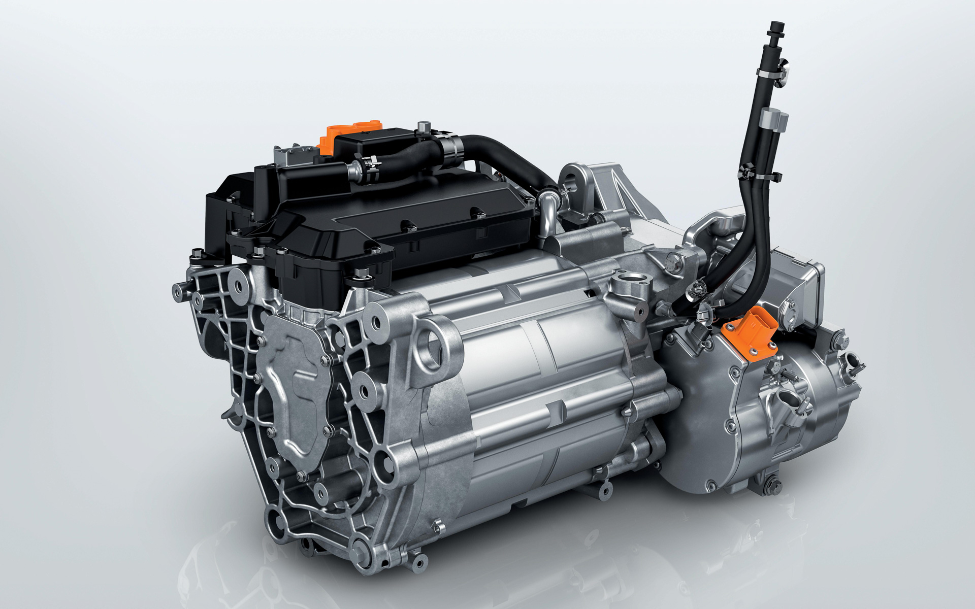 モーターは最高出力100kW（136PS）/5500rpm、最大トルク260Nm/300-3674rpmを発生