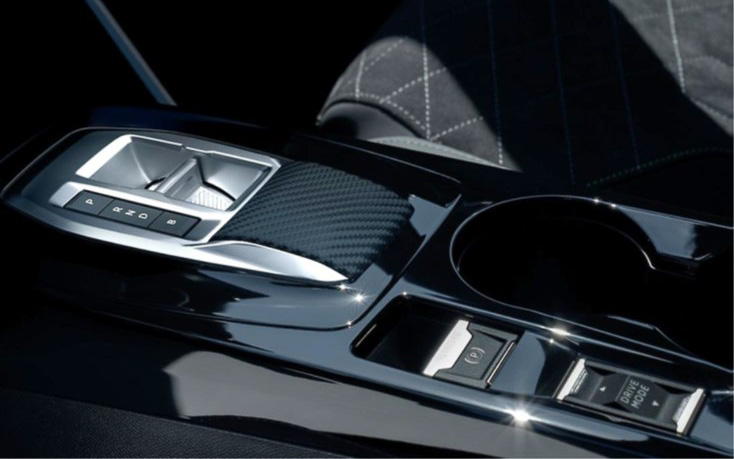 2022年4月の仕様変更で新たに採用されたトグルタイプの「オートマチックセレクター」