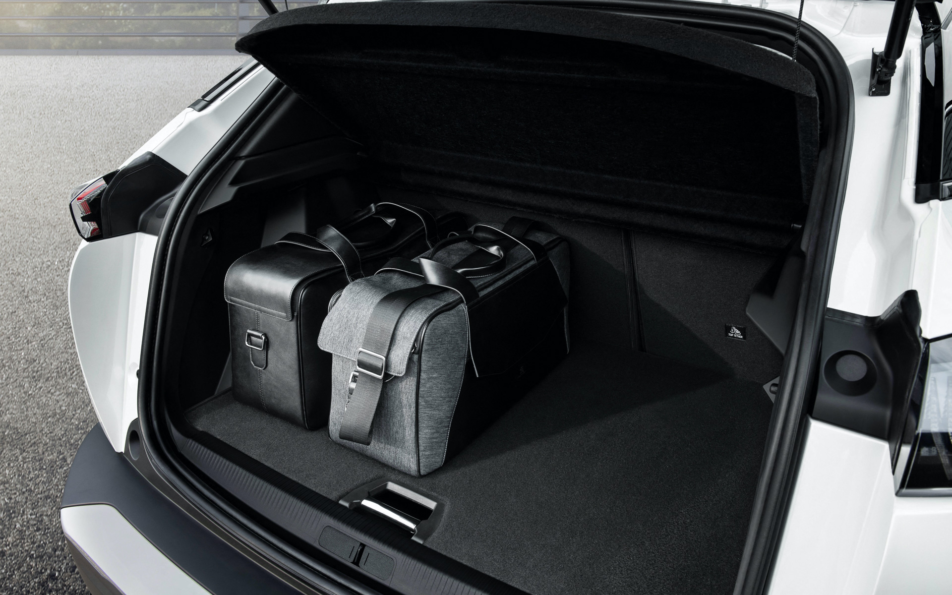 ラゲッジスペース容量は434L。6：4分割可倒式リアシートを前方に倒して最大1467Lまで拡大できる