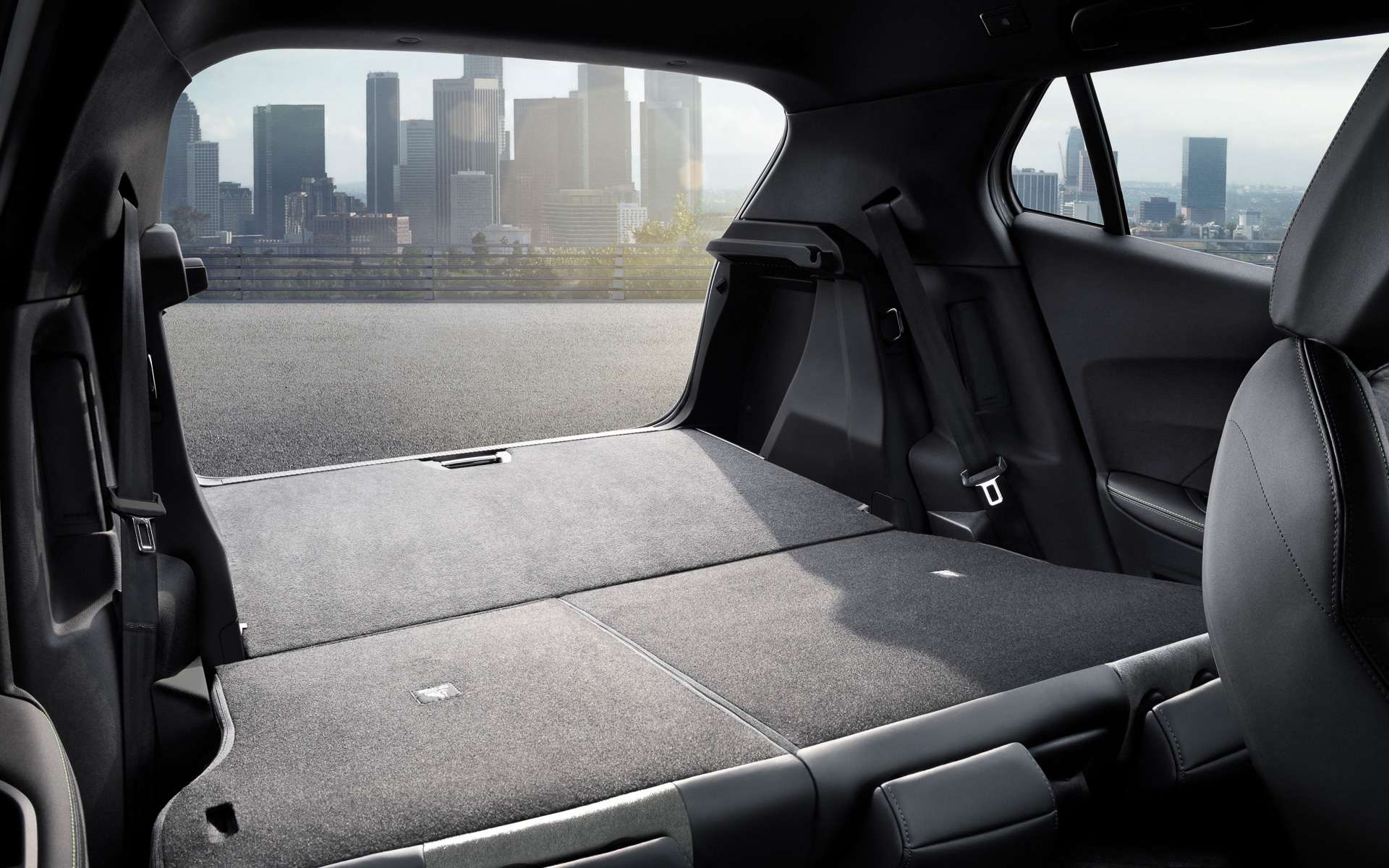 ラゲッジスペース容量は434L。6：4分割可倒式リアシートを前方に倒して最大1467Lまで拡大できる