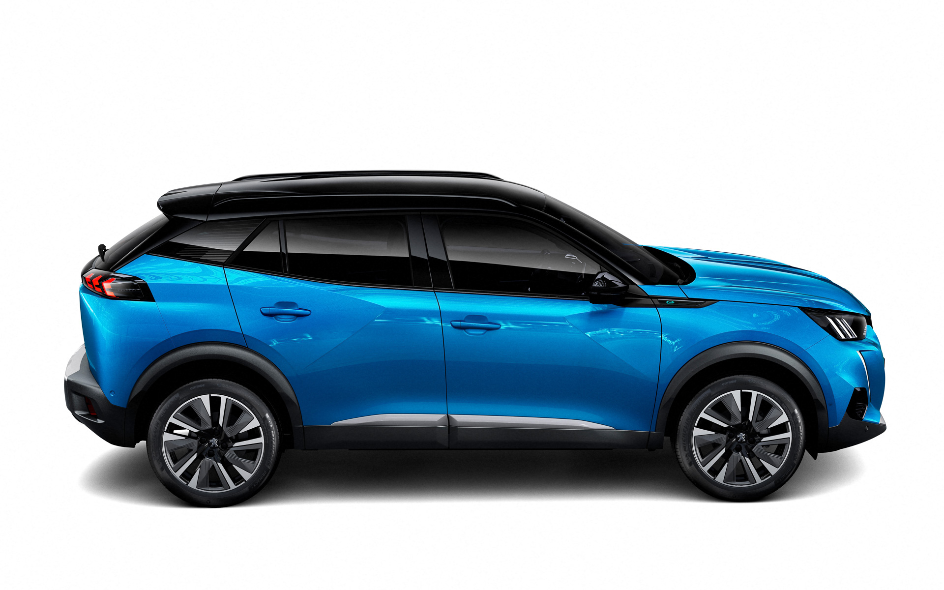 ボディ側面にファセット（切り子）のようなシャープで大胆な面構成を採用