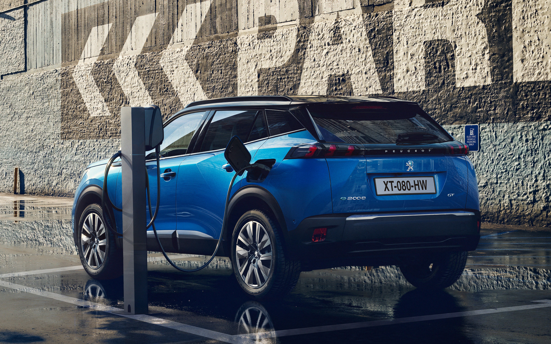 車両後方に向かってキックアップしたラインでダイナミックなイメージを演出