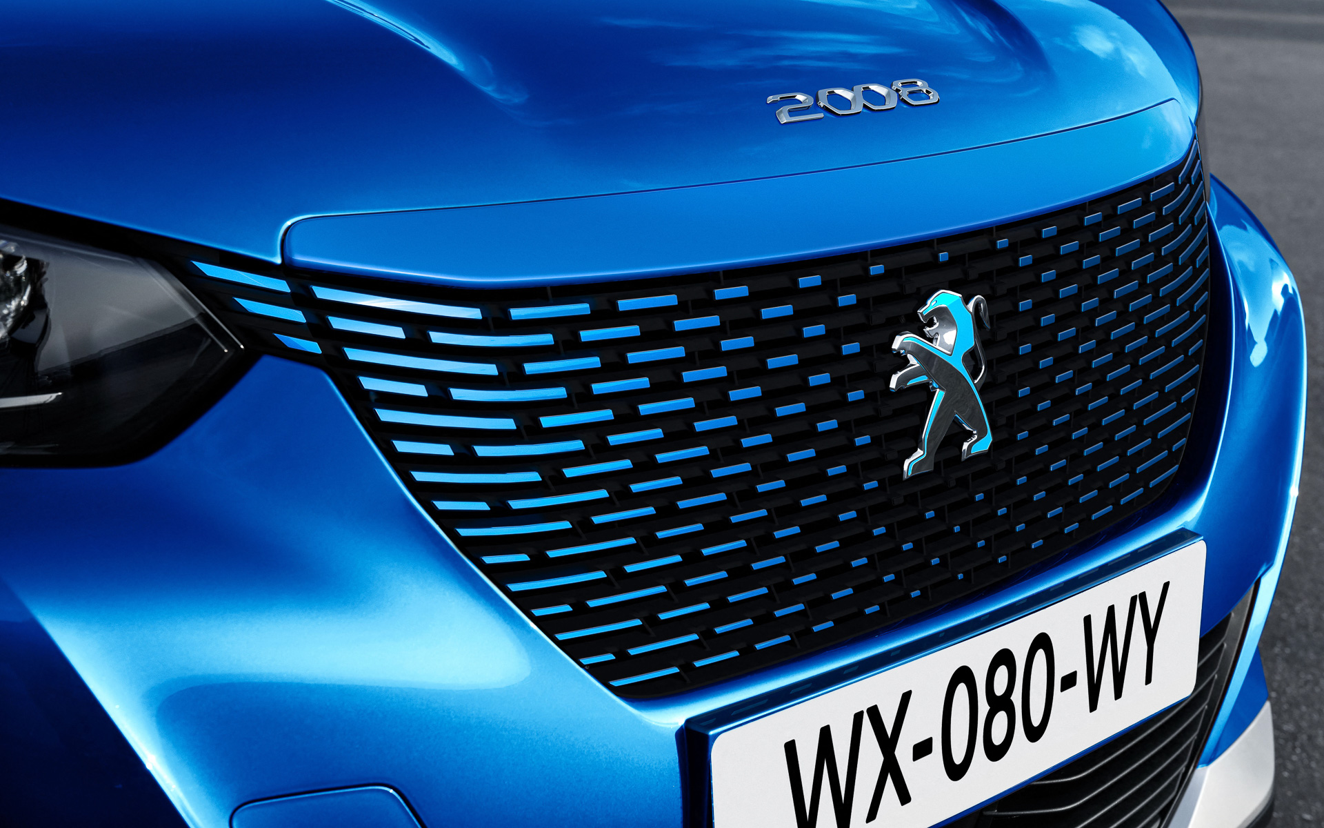 e-2008専用のボディカラー同色フロントグリルと「ダイクロイックライオン」