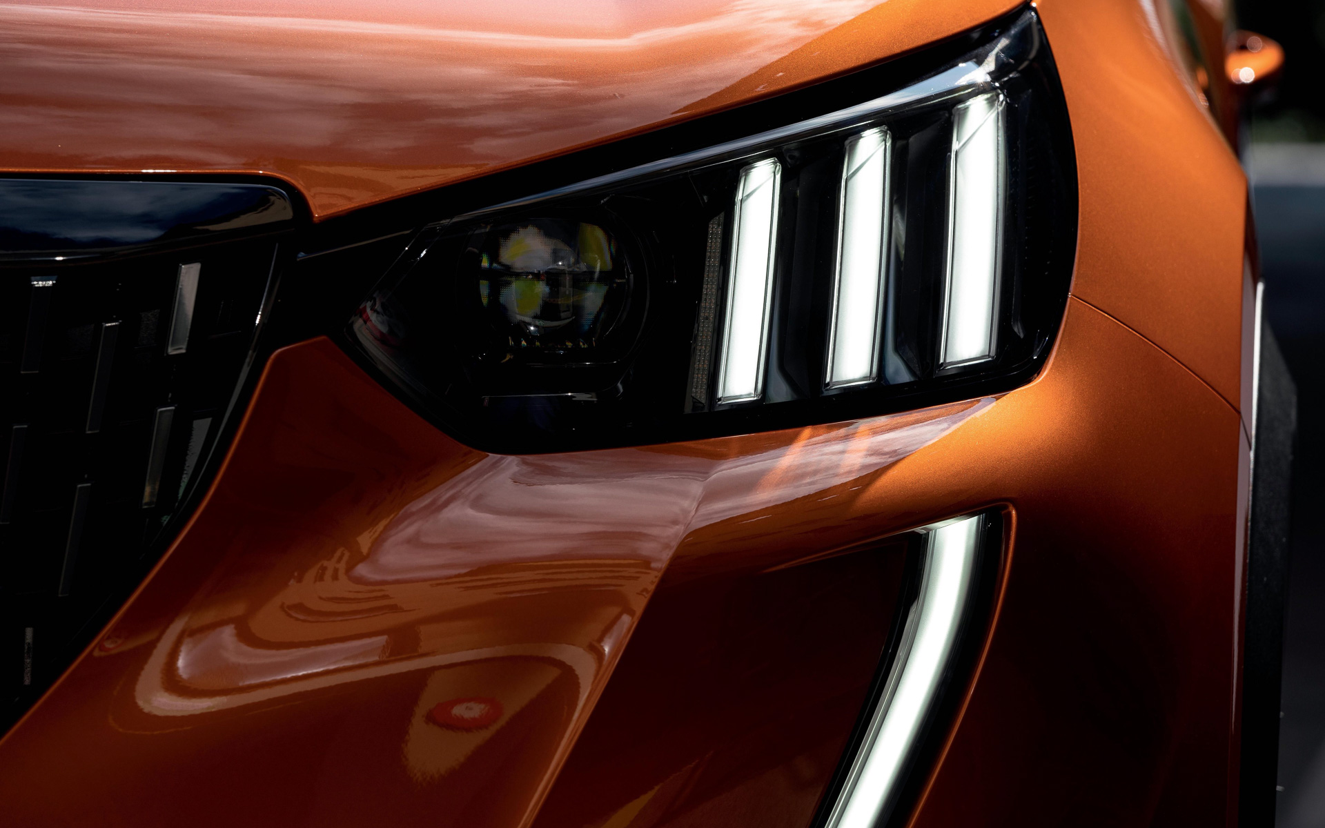 “肉食獣の三本爪”をモチーフにしたフルLEDヘッドライトのLEDライン