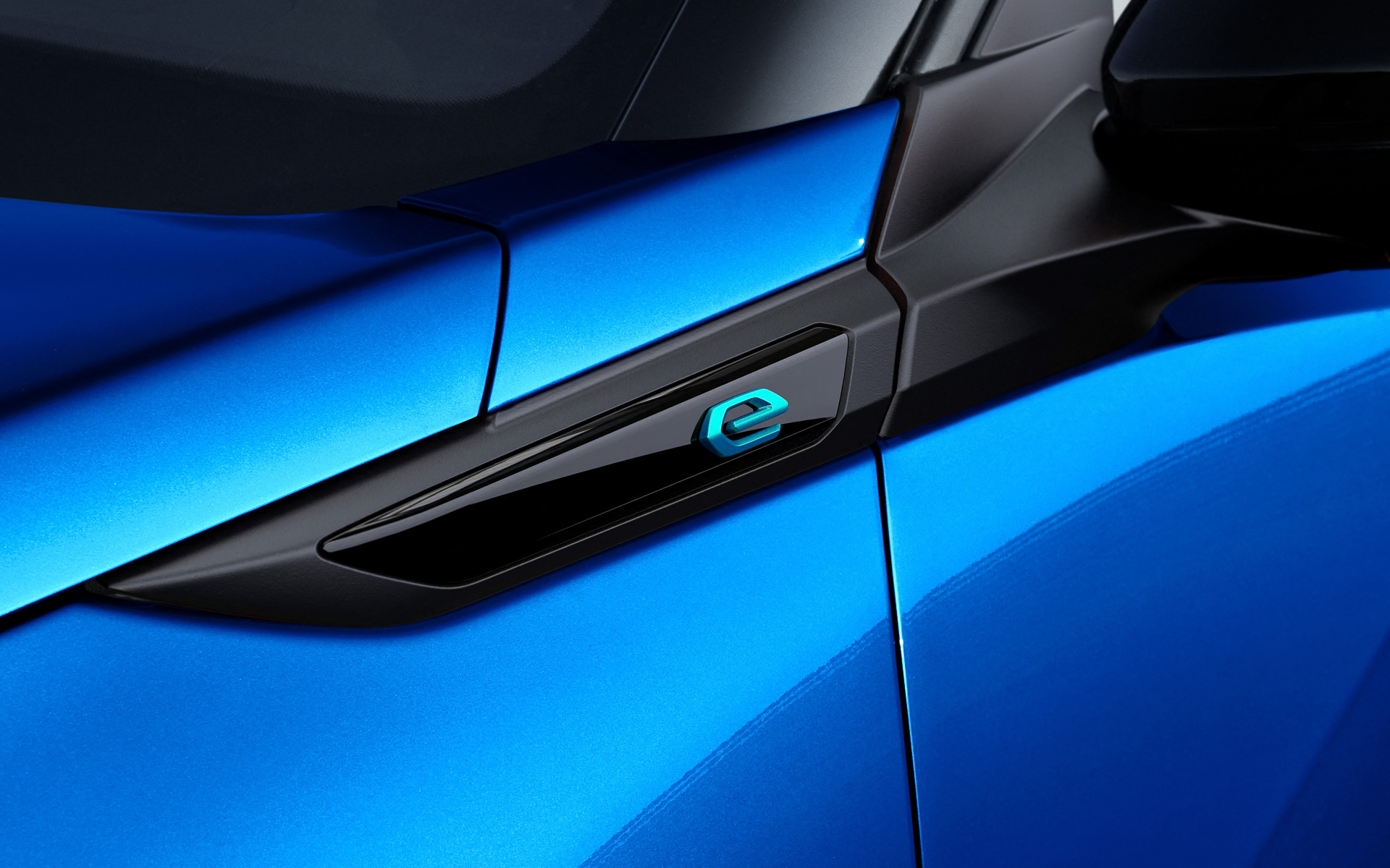 ドアミラーの前方にBEVであることを示す「eマーク」を装着