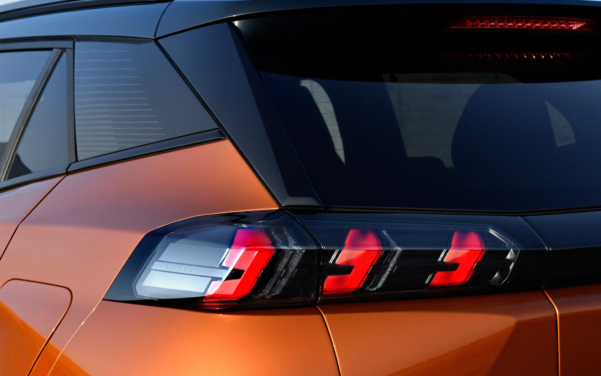 リアコンビネーションランプにも“三本爪”モチーフの3連LEDリアライトを備える