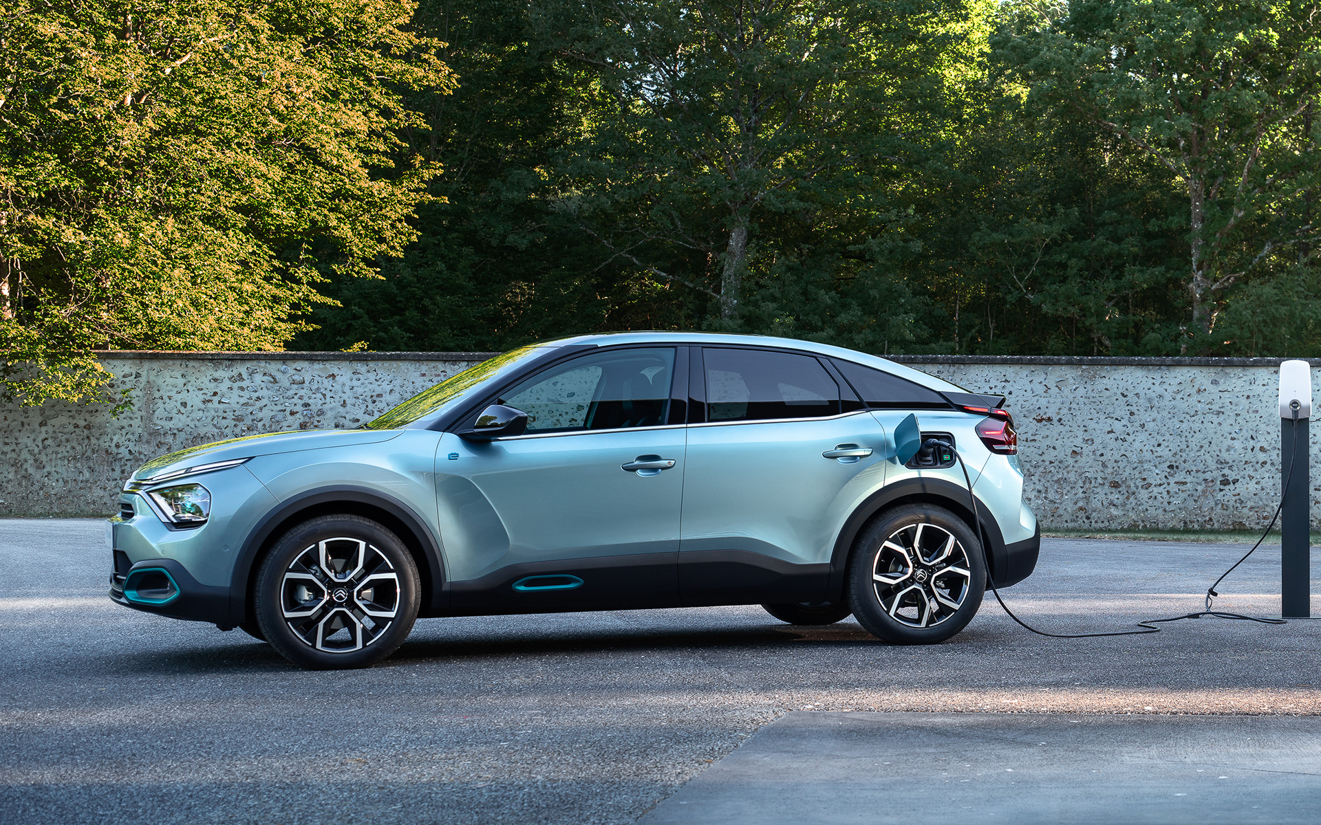 一充電走行距離（WLTCモード）は405kmを実現。駆動用のモーターは最高出力100kW（136PS）/5500rpm、最大トルク260Nm/300-3674rpmを発生する