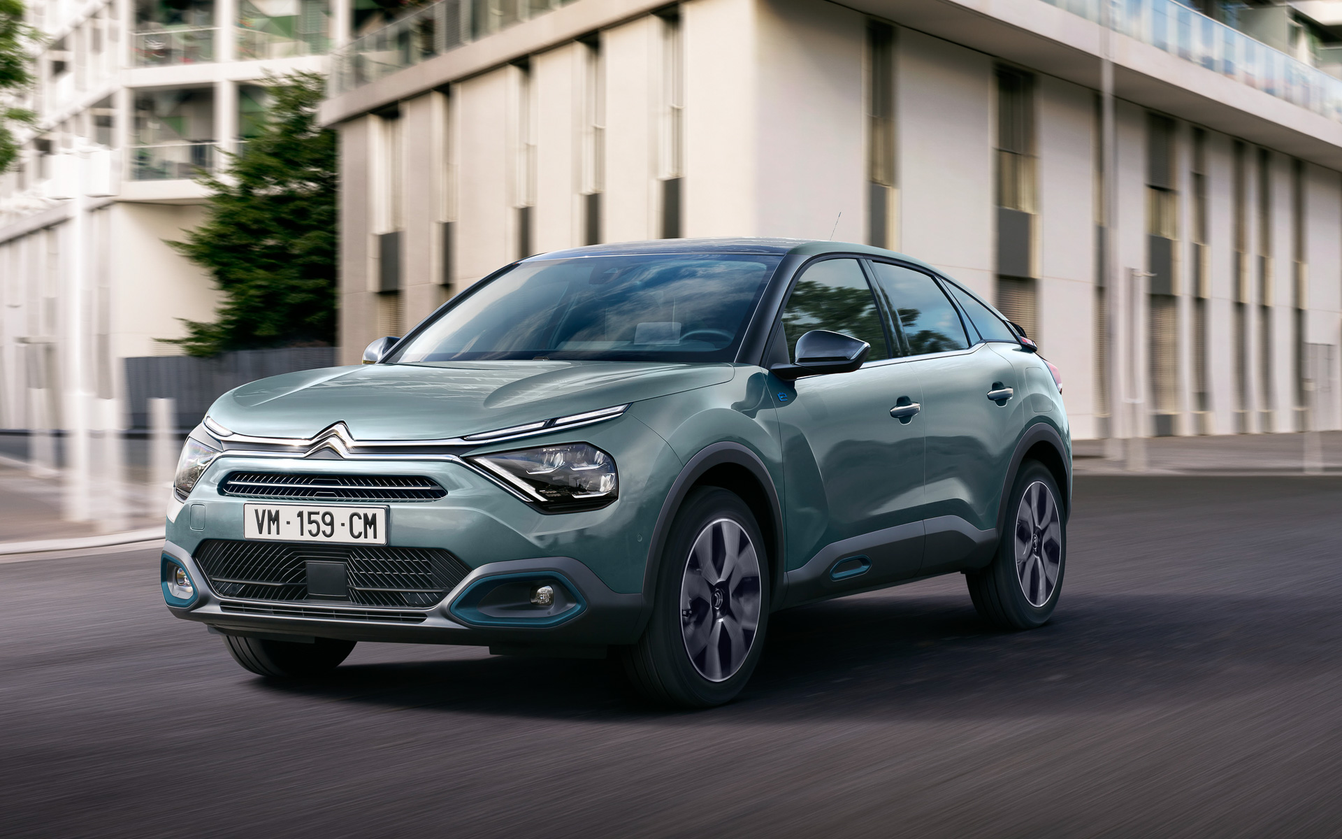 リアサスペンションのトーションビームにパナールロッドを追加して重量増による横方向の負荷に対応