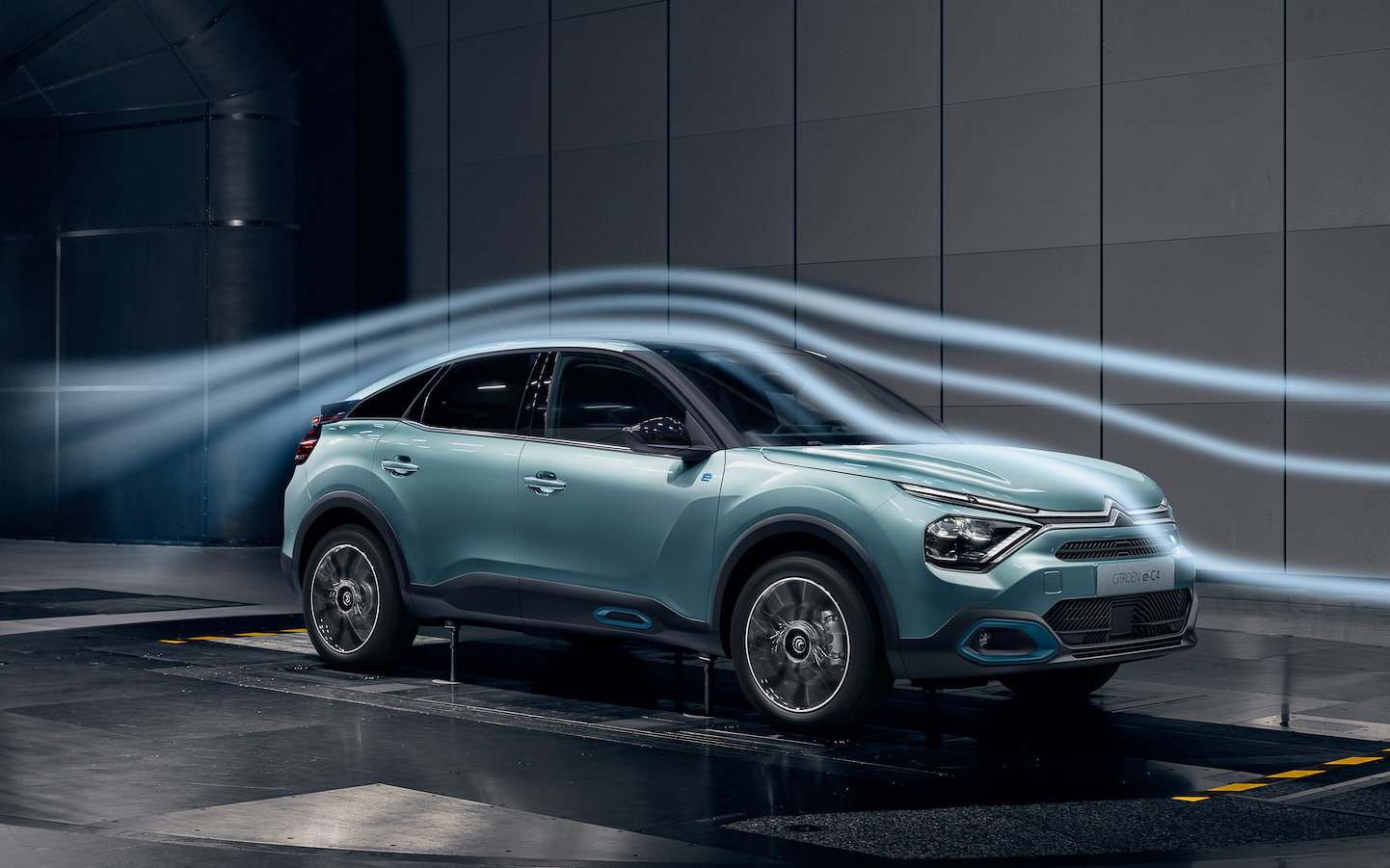 伸びやかなフォルムはフロア下の空力対策との相乗効果で優れたエアロダイナミクスを生む