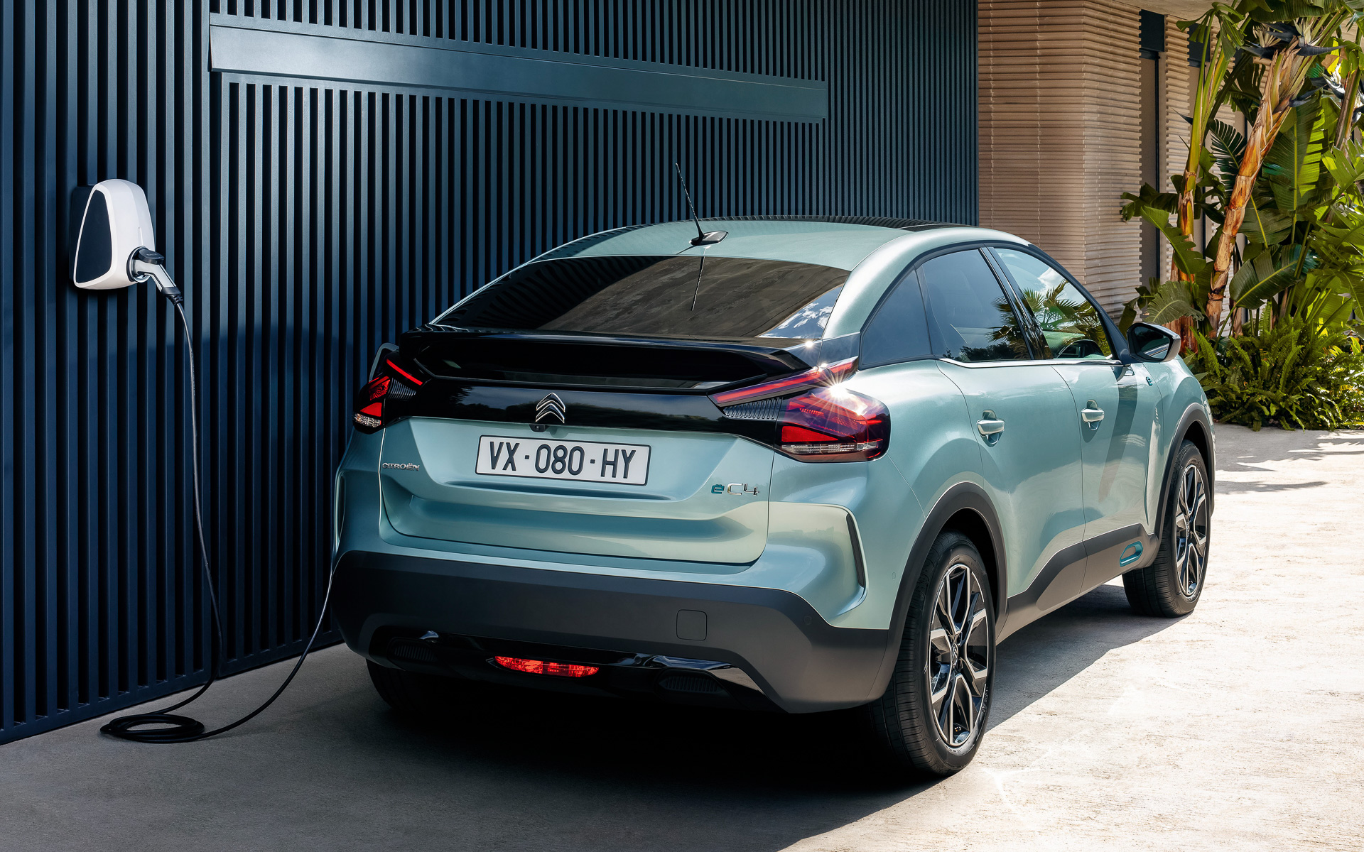 リアコンビネーションランプにもV字型デザインが与えられている