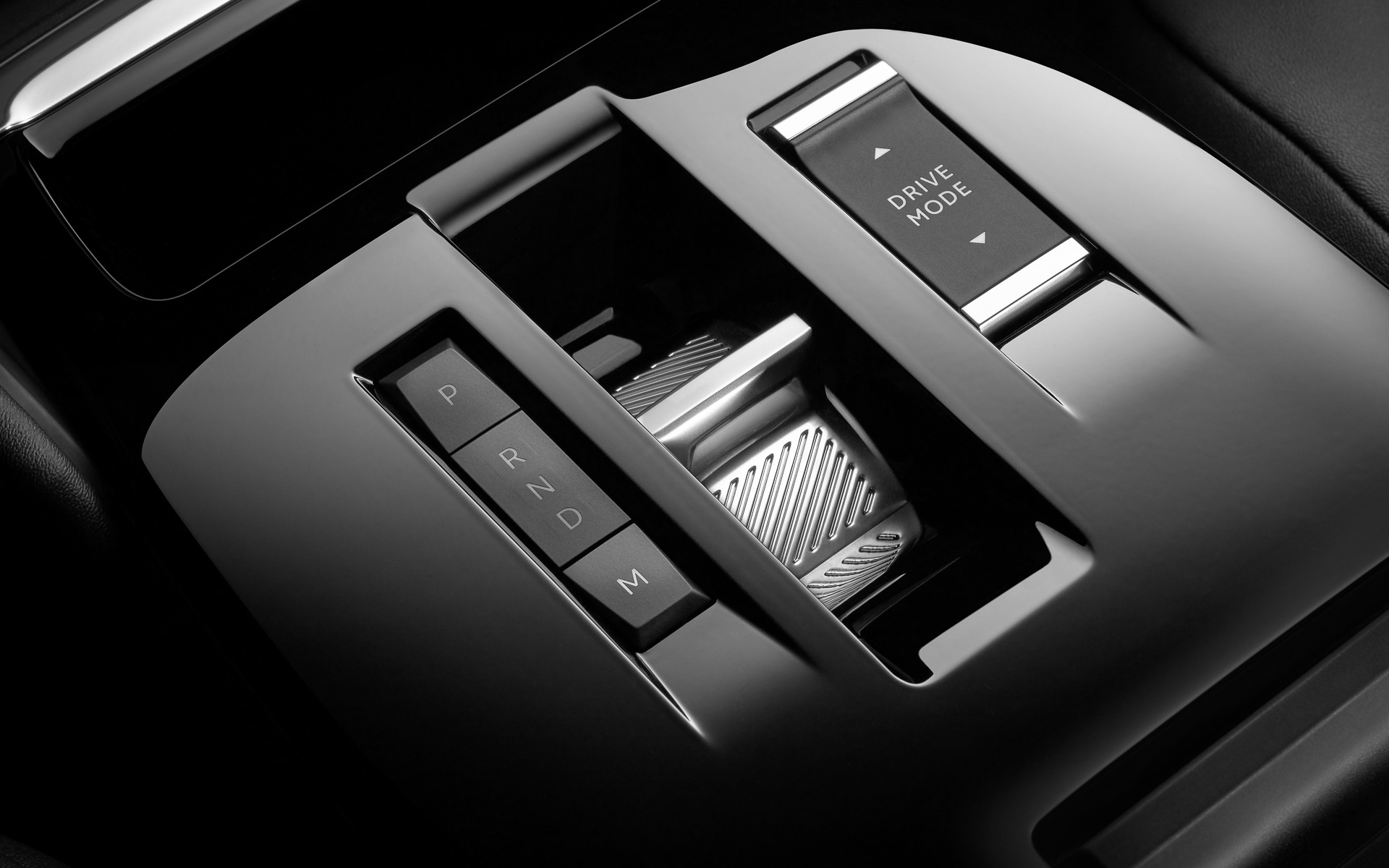 指先の軽いタッチで操作できるトグルスイッチ式のシフトセレクターを採用