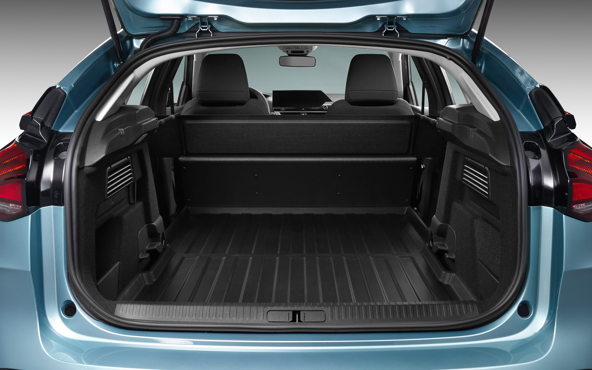 ラゲッジスペース容量（VDA方式）は380Lで、リアシートを前方に倒すと最大1250Lまでスペースが拡大する