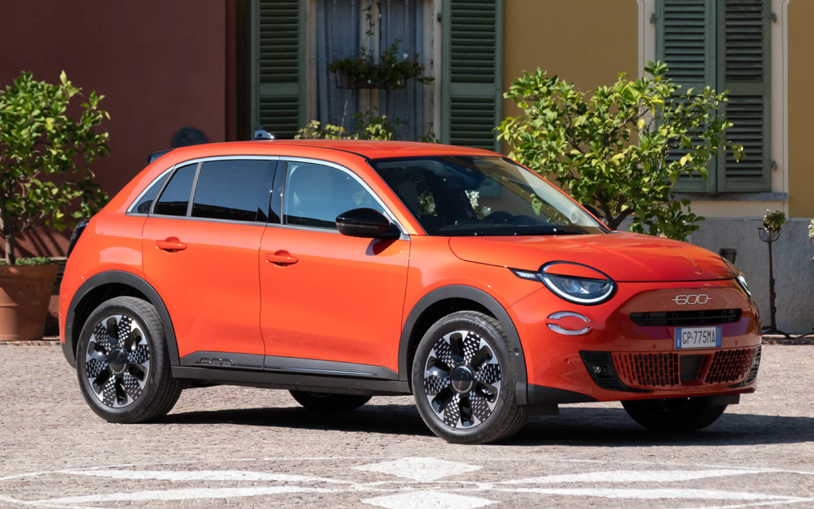 丸みのあるボディフォルムやLEDヘッドライトを採用して、初代「600」や「500」を連想させる外観デザインに仕上げた