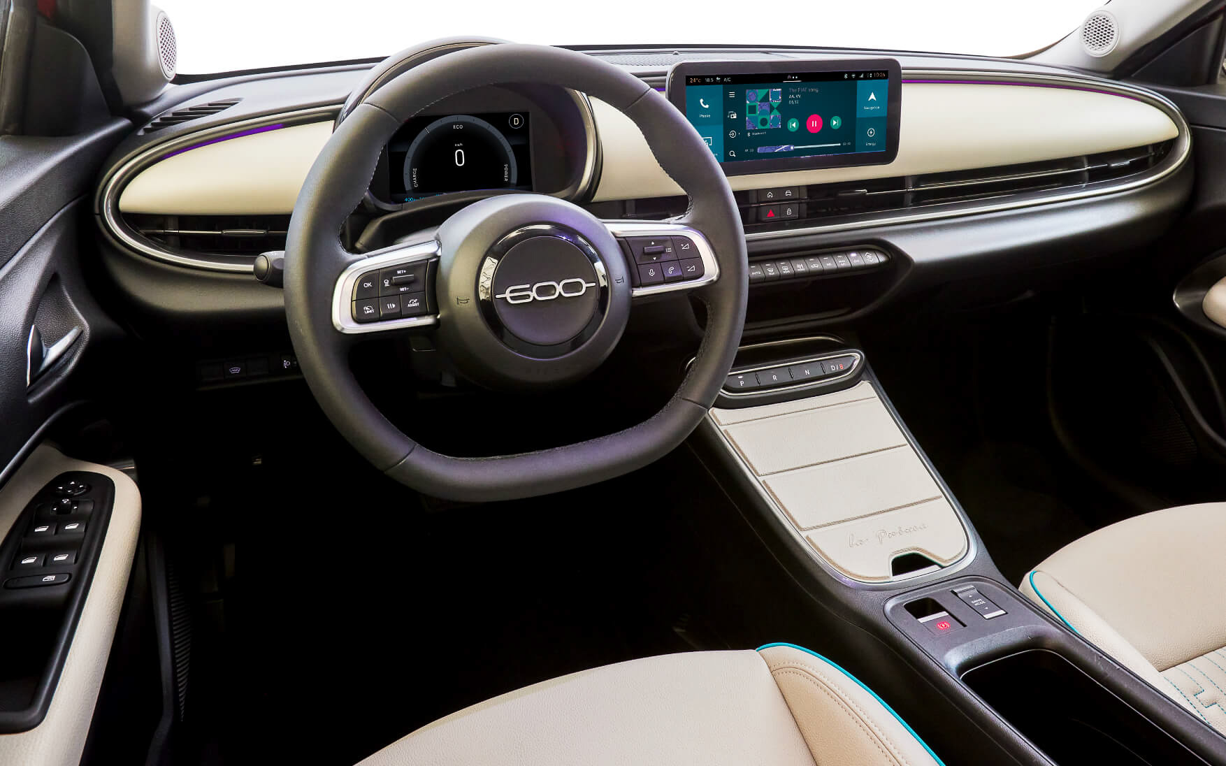 アイボリーの内装色を基調として、丸みを帯びたインパネデザインを採用