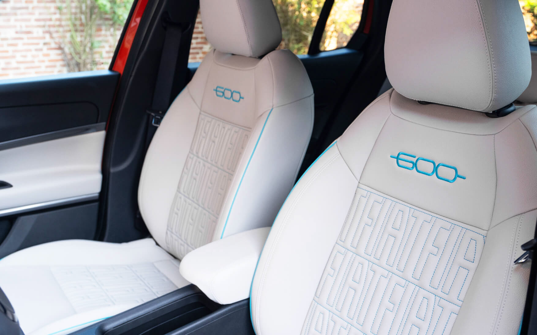 特徴的な「FIAT モノグラムエコレザーシート」を装備している