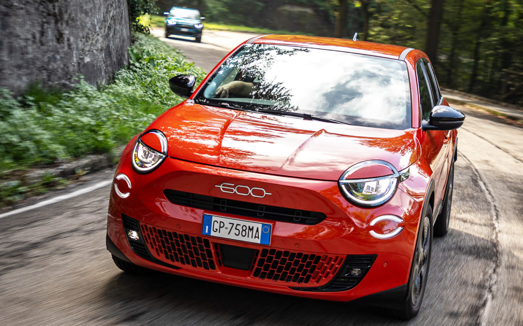 センターコンソールのスイッチ操作で「ノーマルモード」「エコモード」「スポーツモード」の3モードを切り替える可能