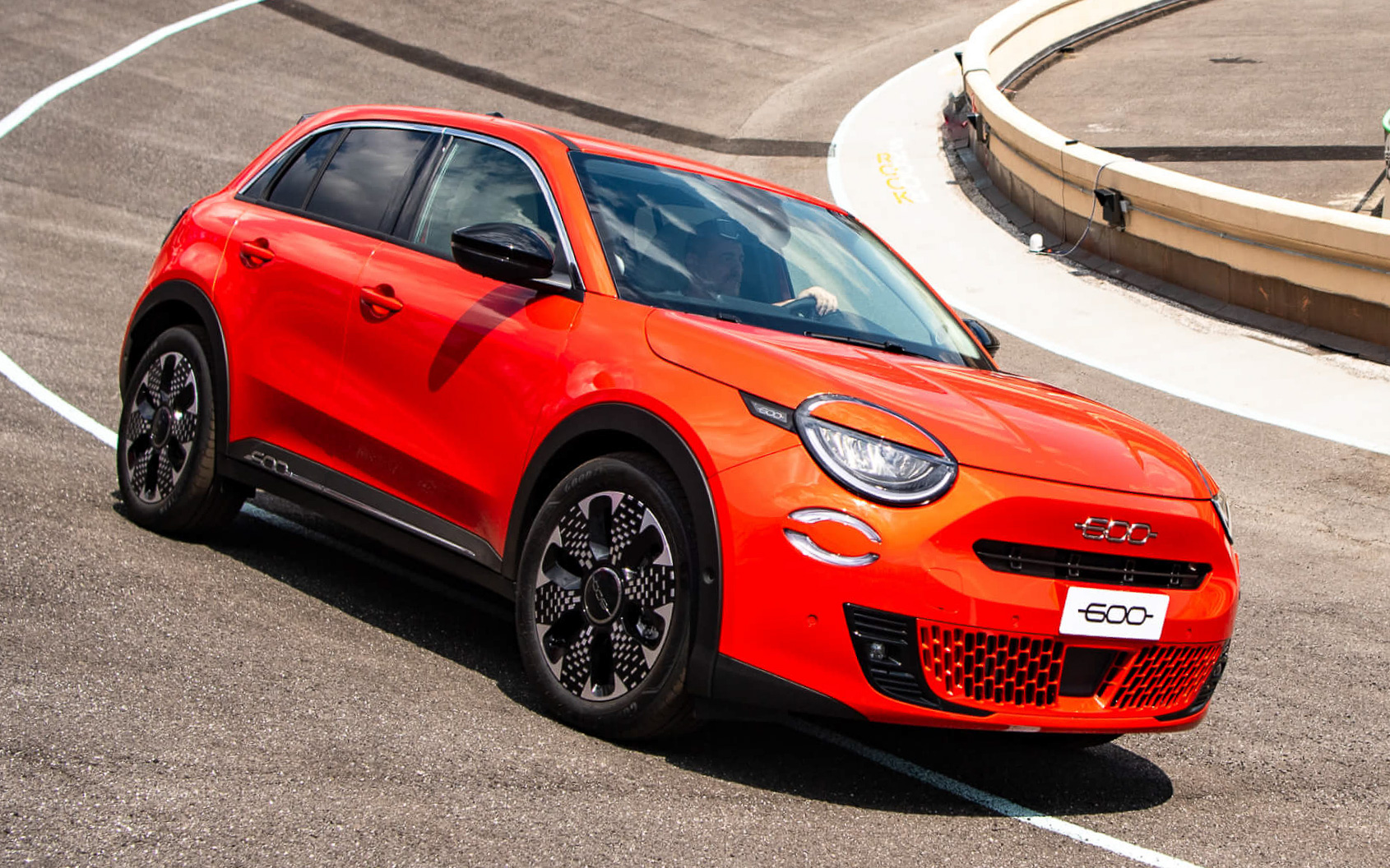 センターコンソールのスイッチ操作で「ノーマルモード」「エコモード」「スポーツモード」の3モードを切り替える可能