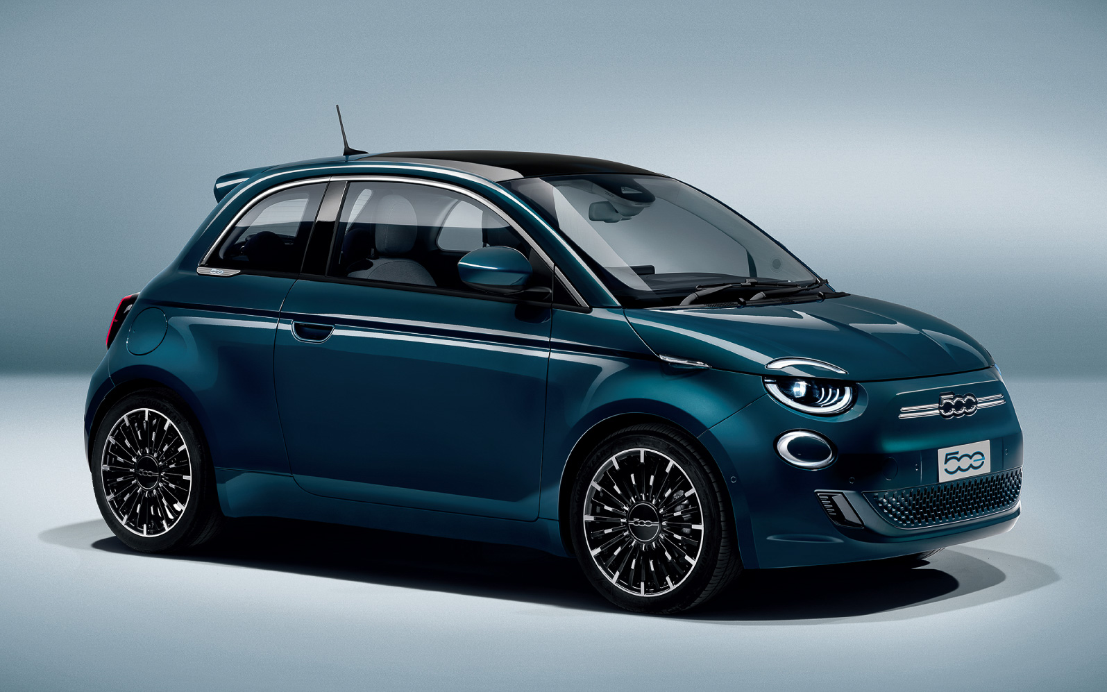 フロントシート上に固定式ガラスルーフを装着する「Icon」