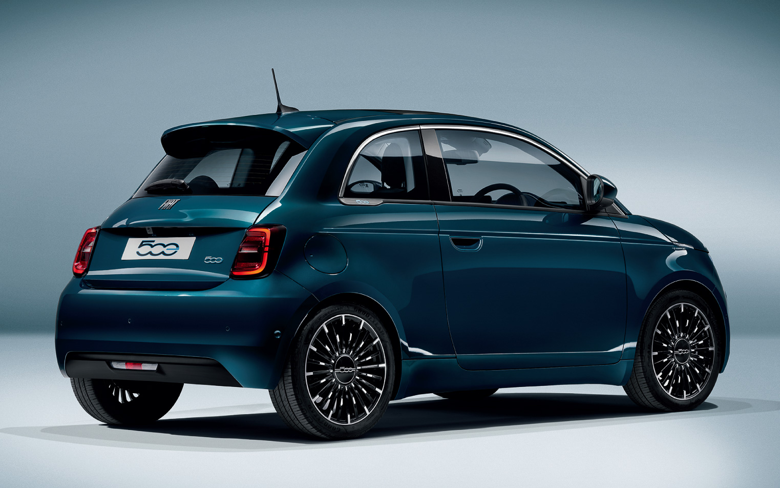 フロントシート上に固定式ガラスルーフを装着する「Icon」