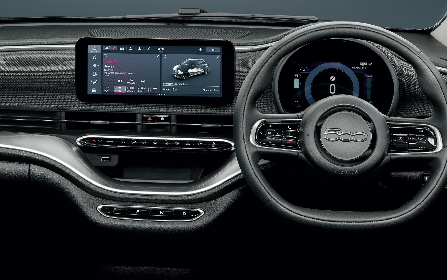 インパネ中央の「Uconnect」はApple CarPlayのワイヤレス接続、Android Autoの有線接続に対応